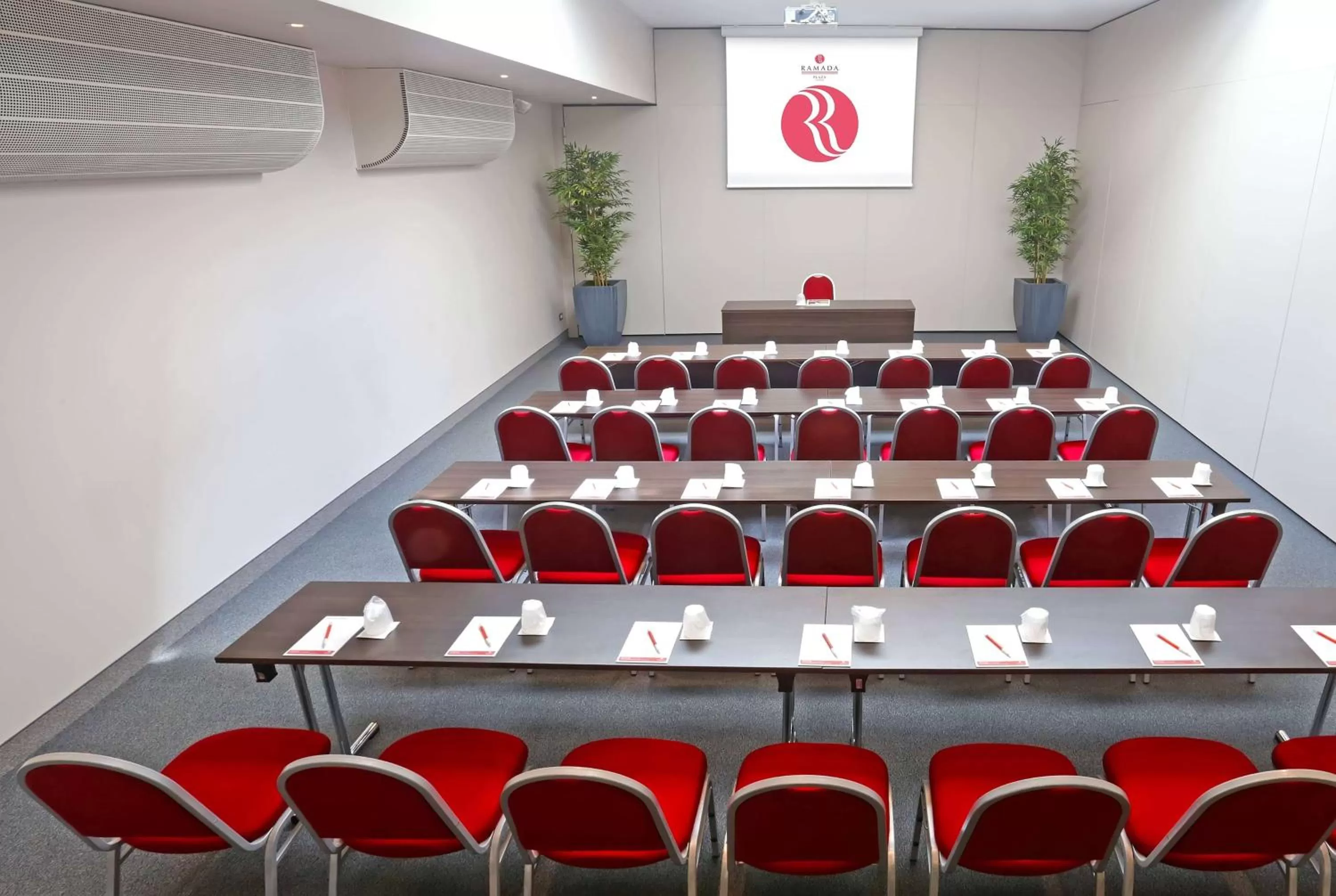 Meeting/conference room in Ramada Plaza by Wyndham Milano