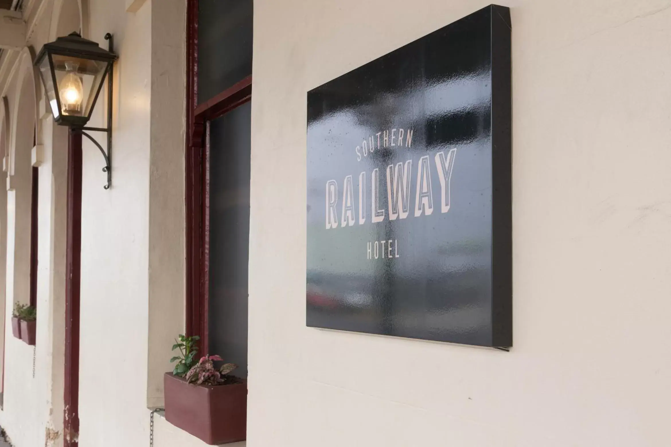 Facade/entrance, Property Logo/Sign in Southern Railway Hotel Goulburn