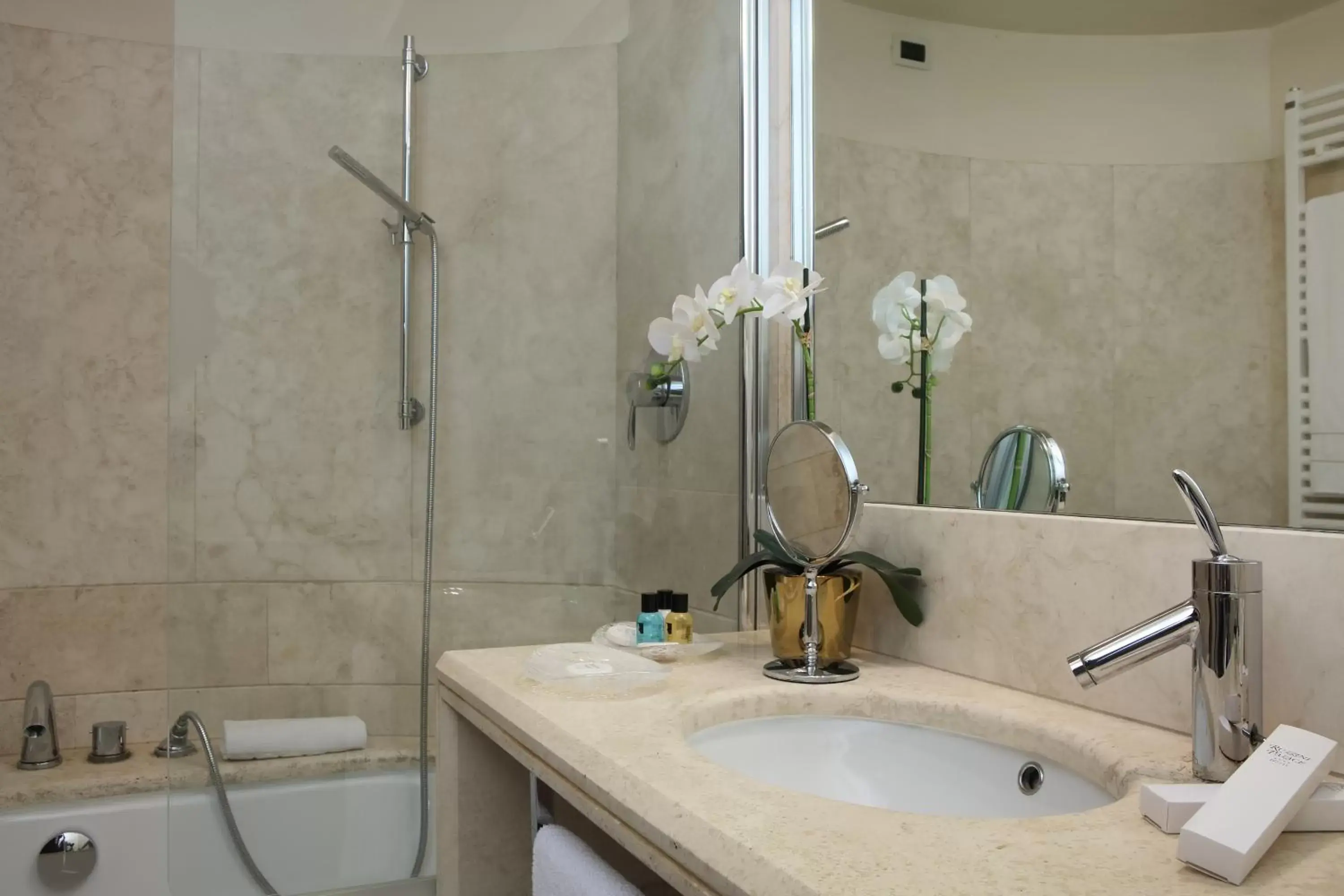 Bathroom in Ruzzini Palace Hotel