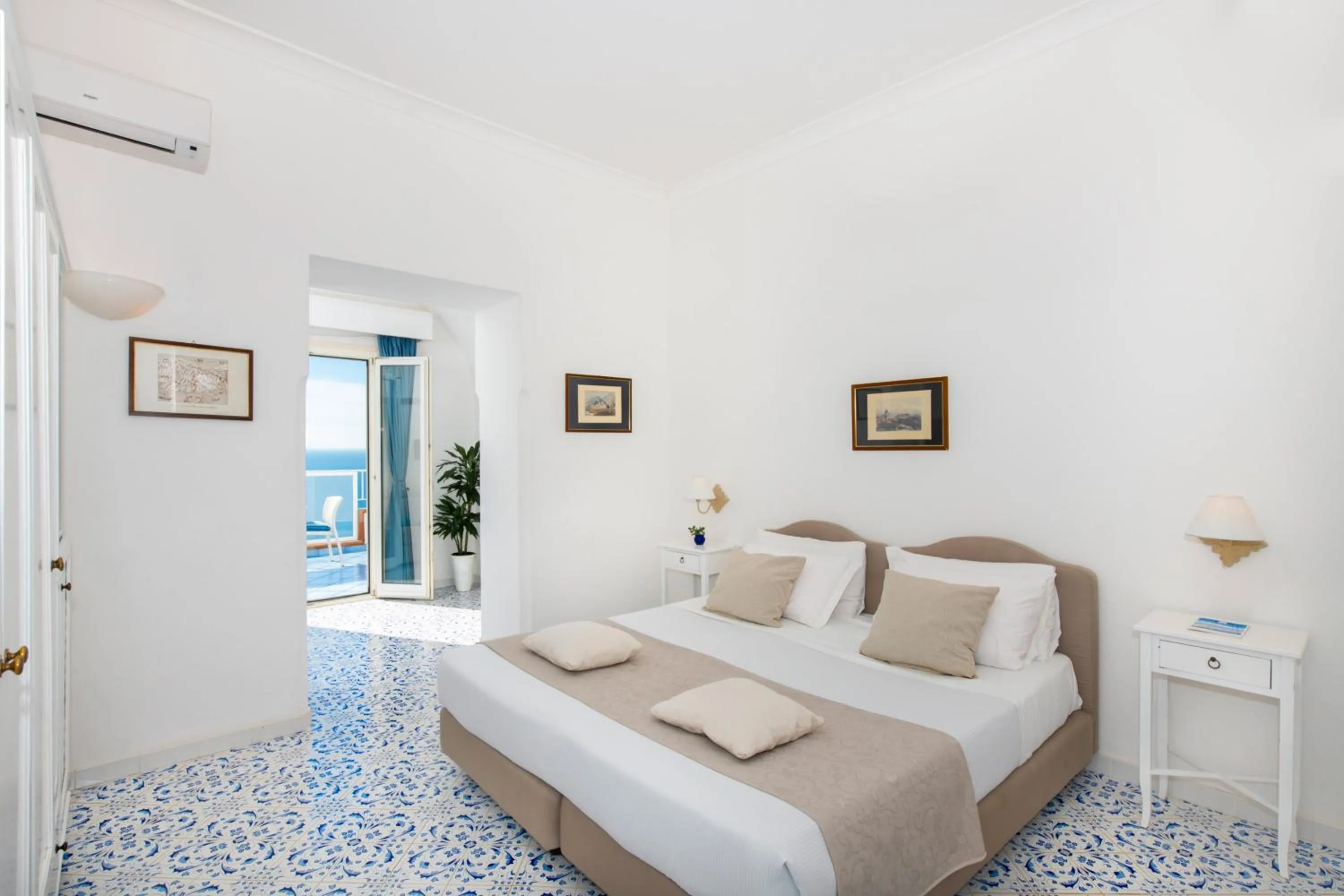 Bedroom, Bed in Grand Hotel Tritone