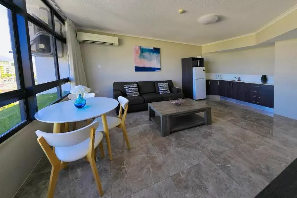 Living room, Seating Area in Sunshine Tower Hotel