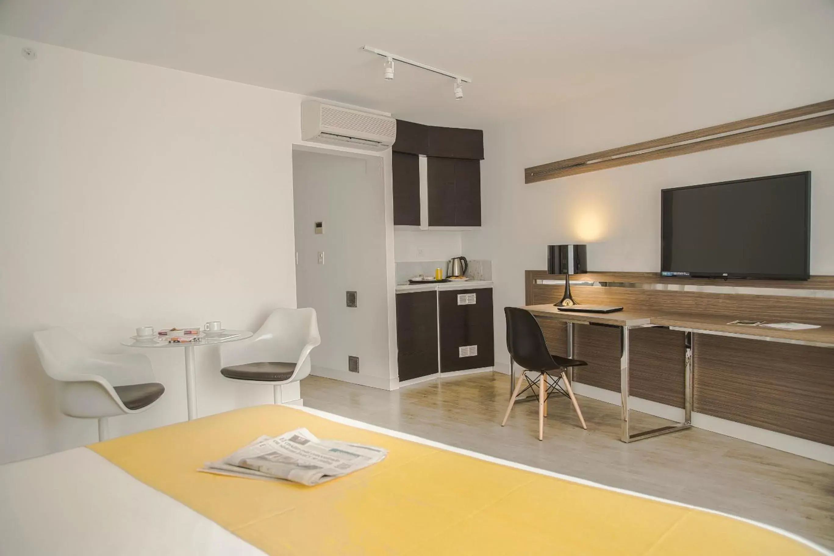 Kitchen or kitchenette, TV/Entertainment Center in Vivaldi Hotel Loft Punta Carretas