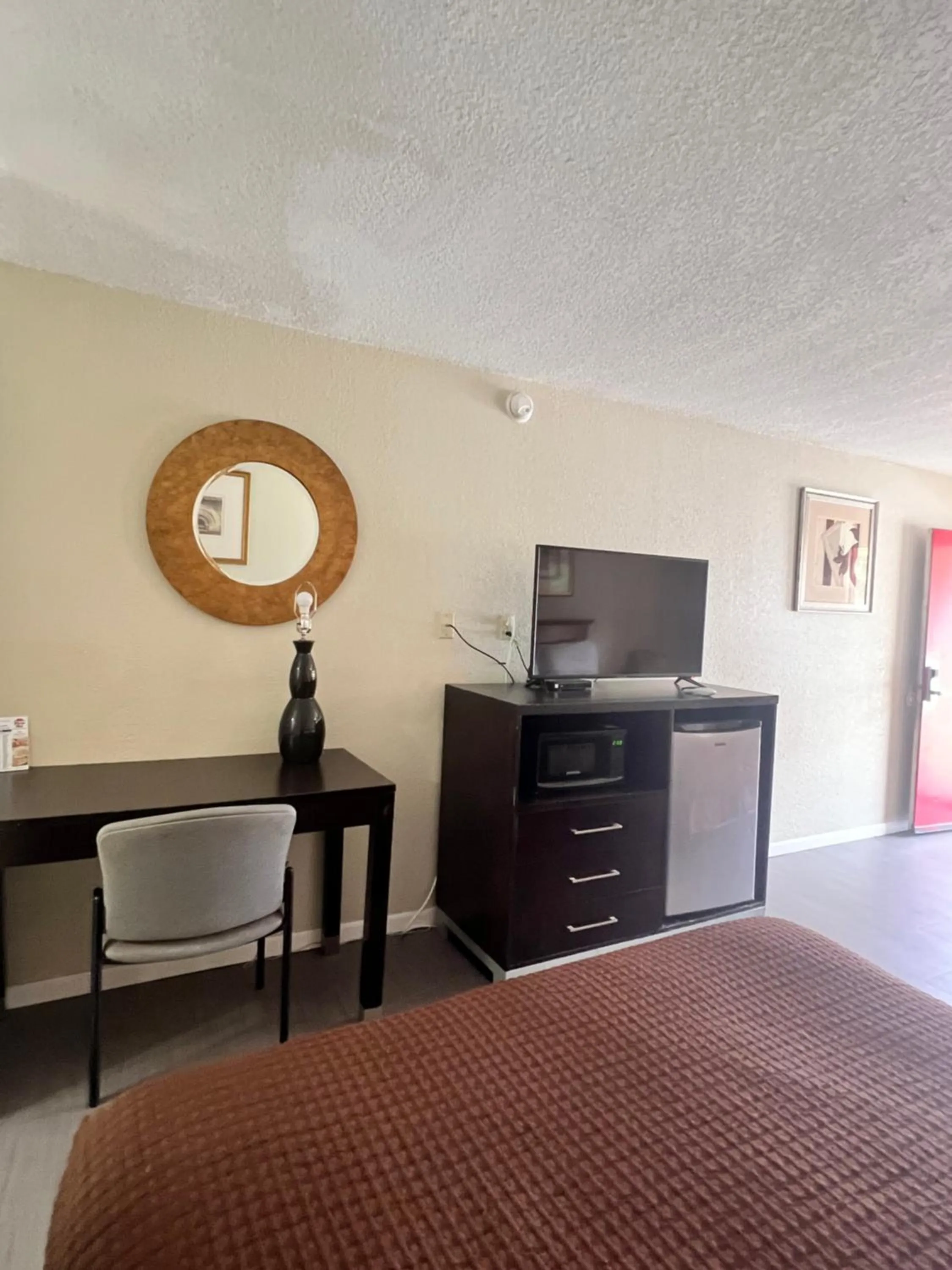 Bed in Americas Best Value Inn - Edna