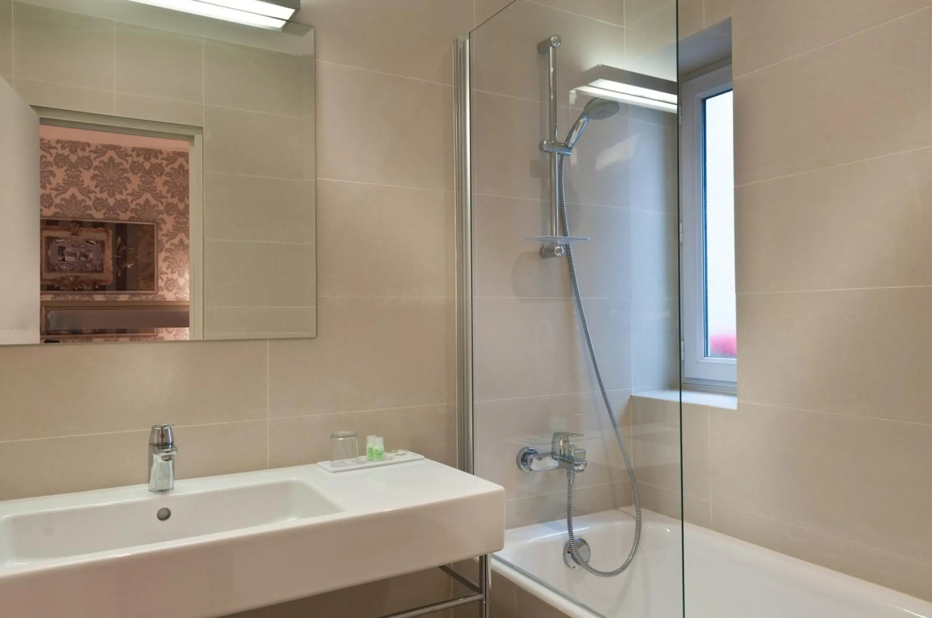 Bathroom in Hotel Monceau Wagram