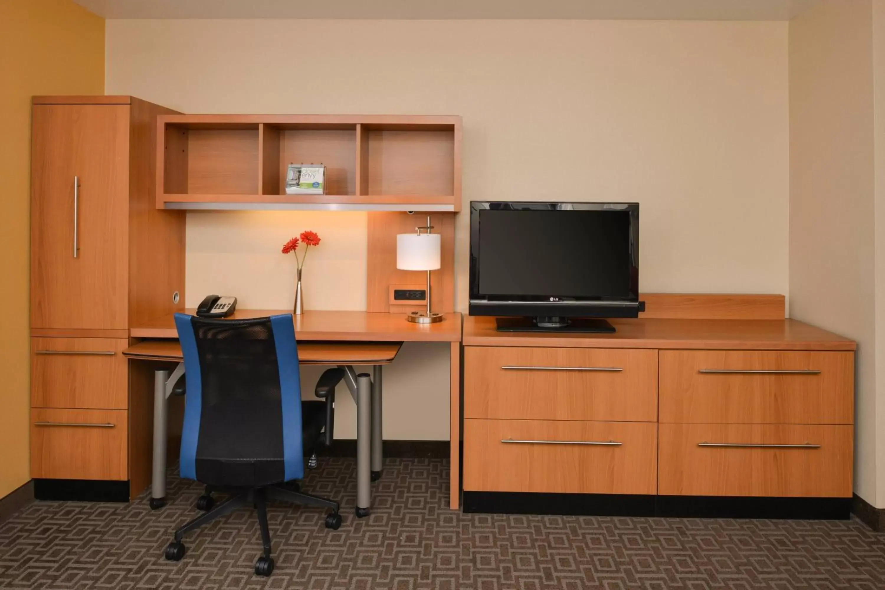 Bedroom, TV/Entertainment Center in TownePlace Suites by Marriott Sacramento Roseville