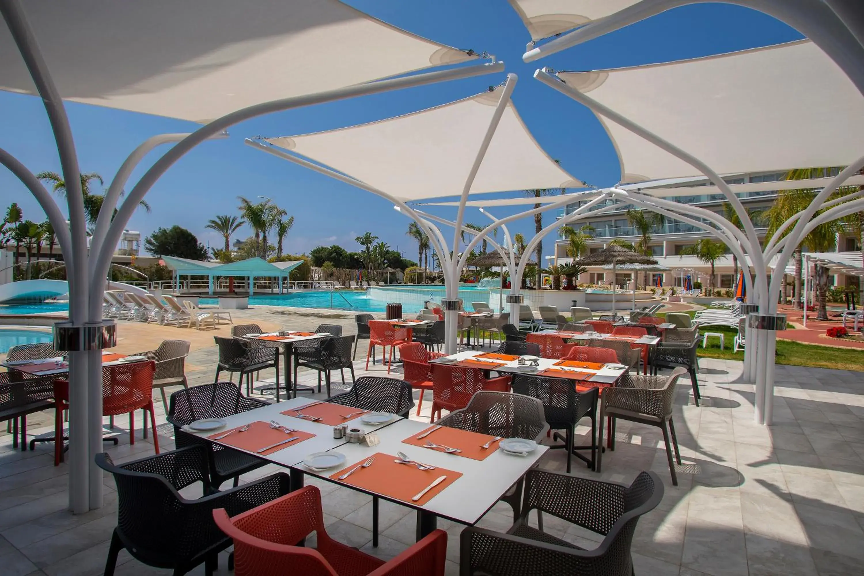 Restaurant/Places to Eat in Faros Hotel