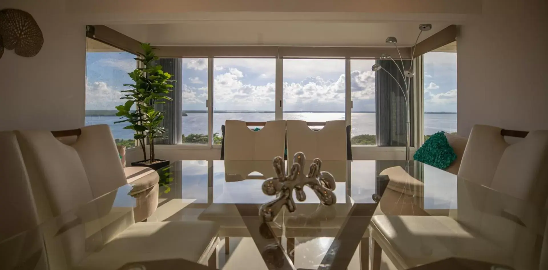 Dining area in Beachfront Penthouses by LivIN Cancun