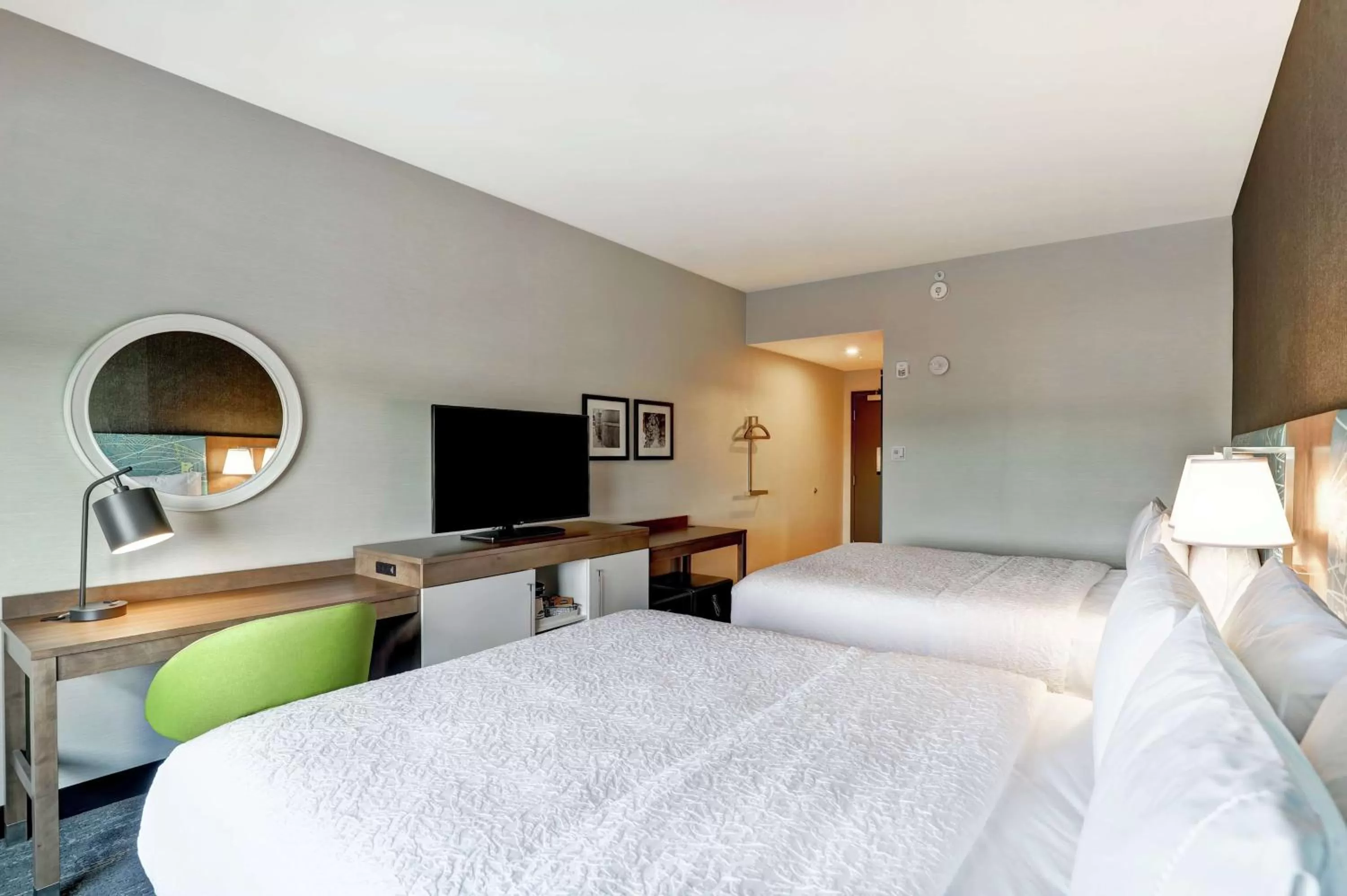 Bedroom, Bed in Hampton Inn St. Catharines Niagara