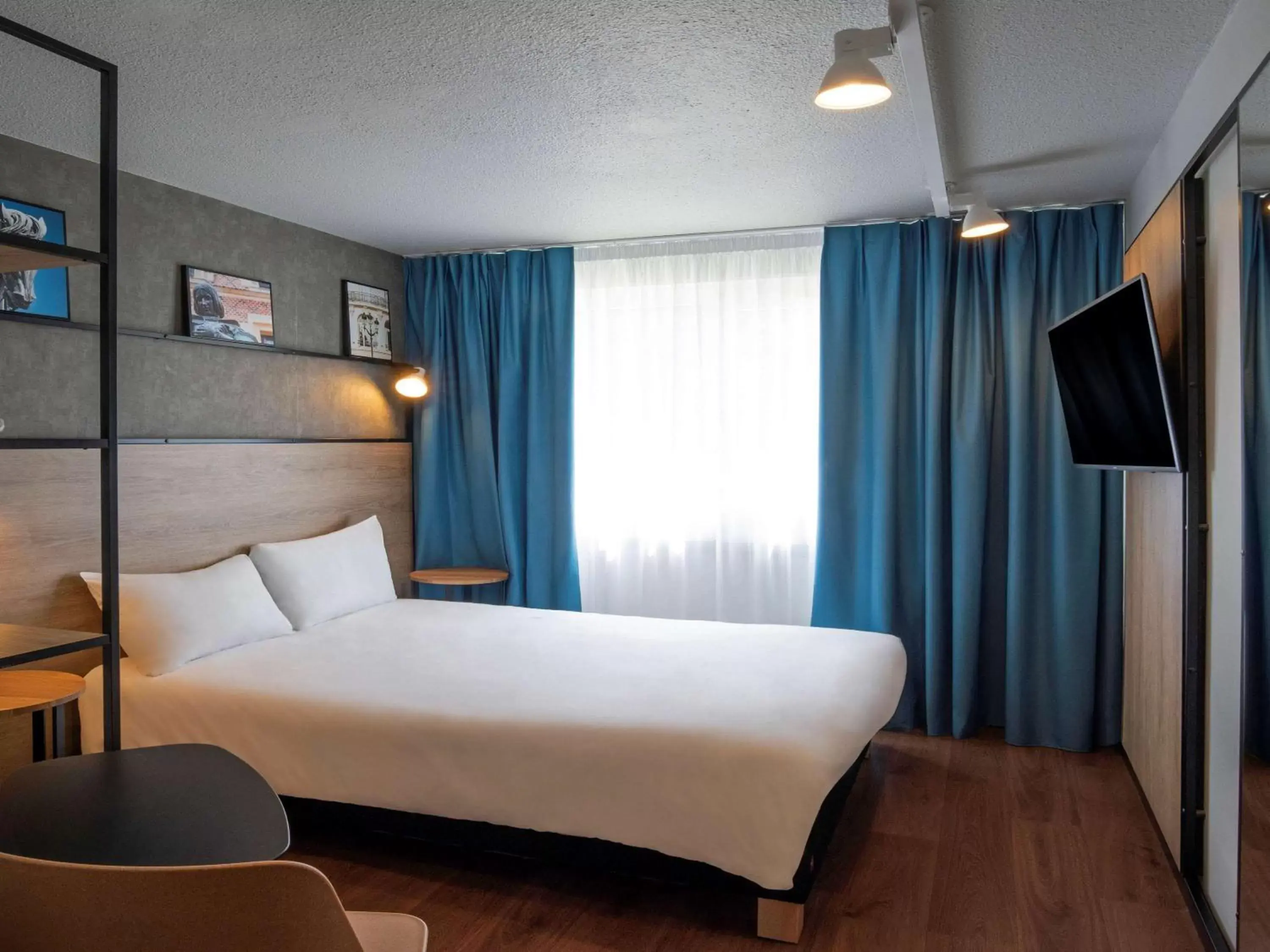 Property building, Bed in ibis Orléans Nord Saran