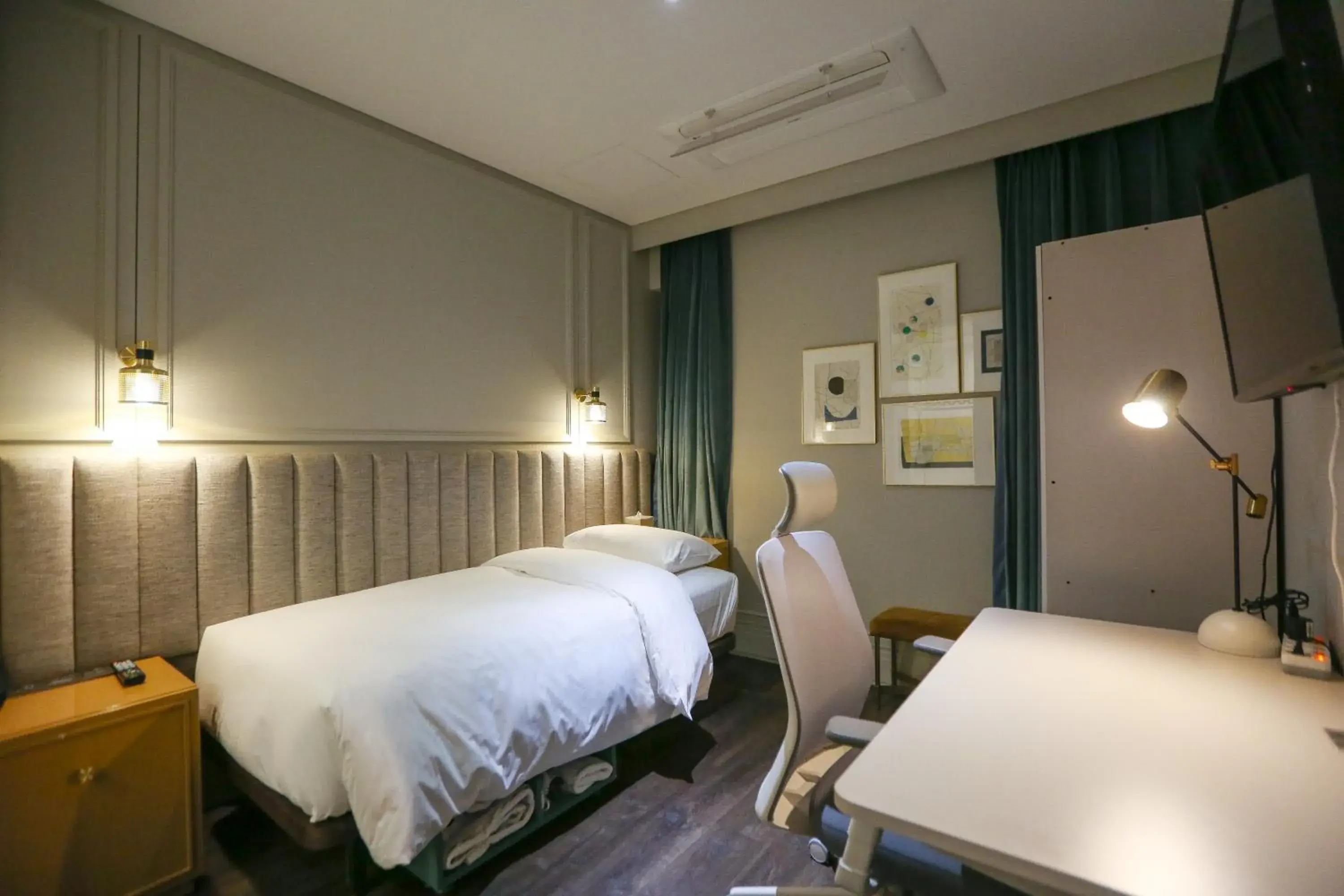 Photo of the whole room, Bed in Hotel Crescendo Seoul