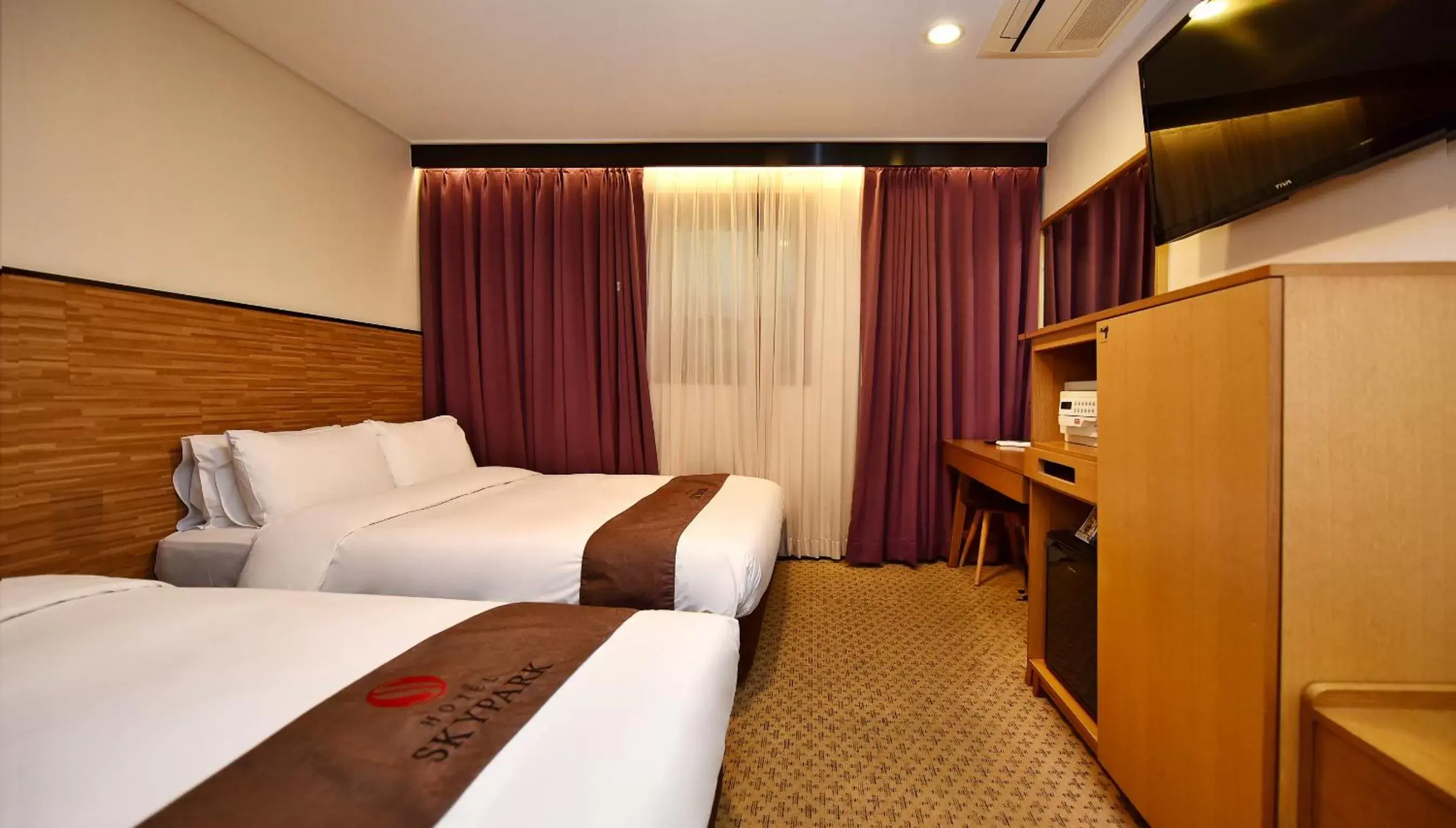 Bed in Hotel Skypark Myeongdong 1