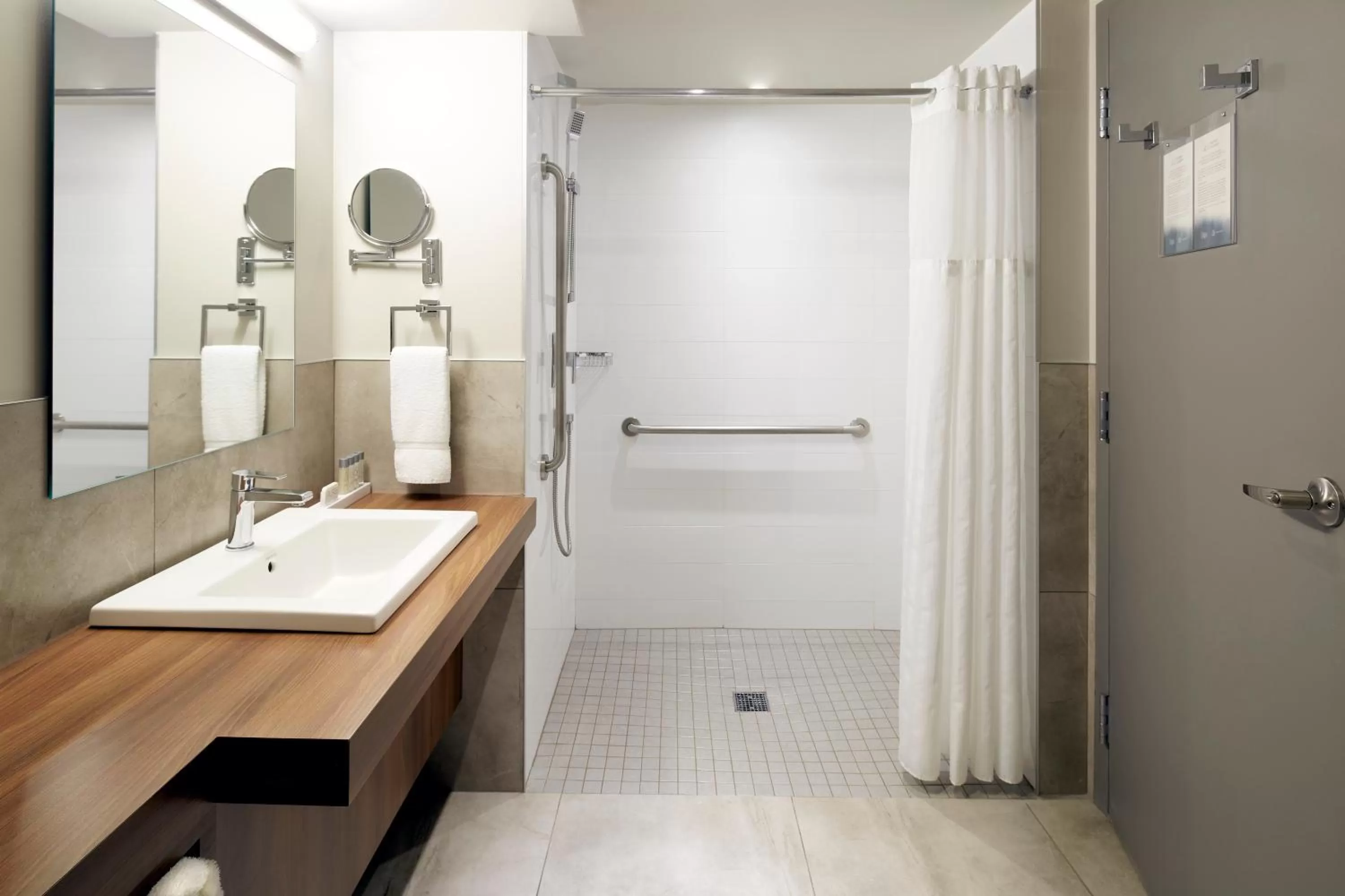 Shower in Hôtel Rive Gauche