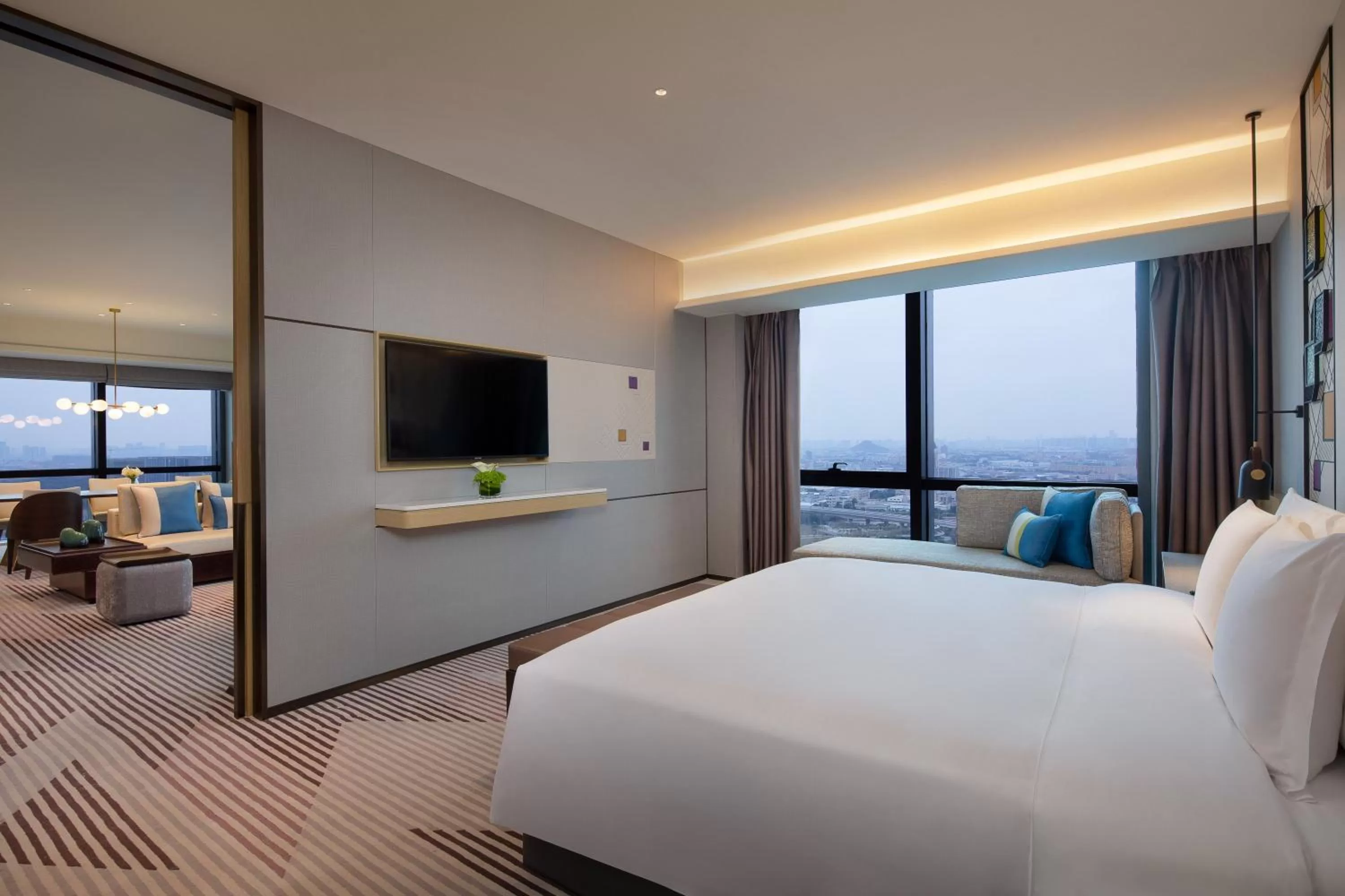 Photo of the whole room, Bed in Crowne Plaza Foshan Nanhai-an IHG Hotel