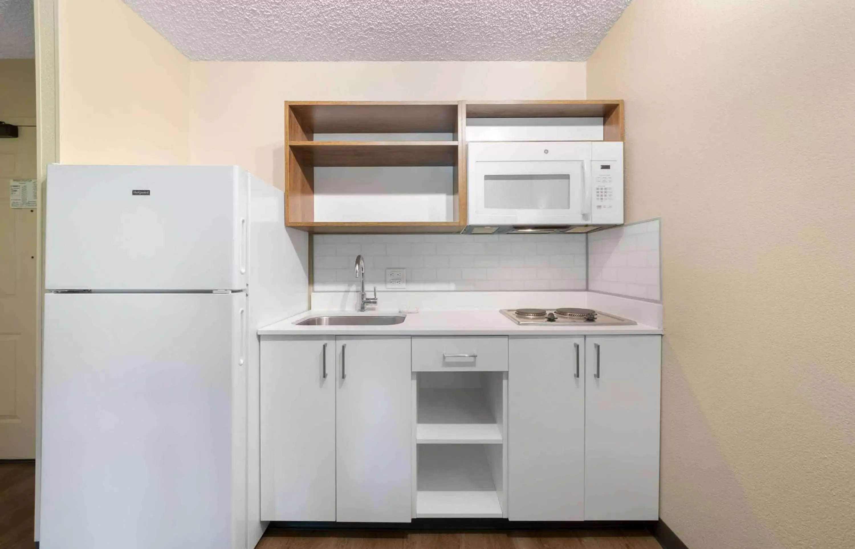 Bedroom, Kitchen/Kitchenette in Extended Stay America Premier Suites - Miami - Airport - Miami Springs