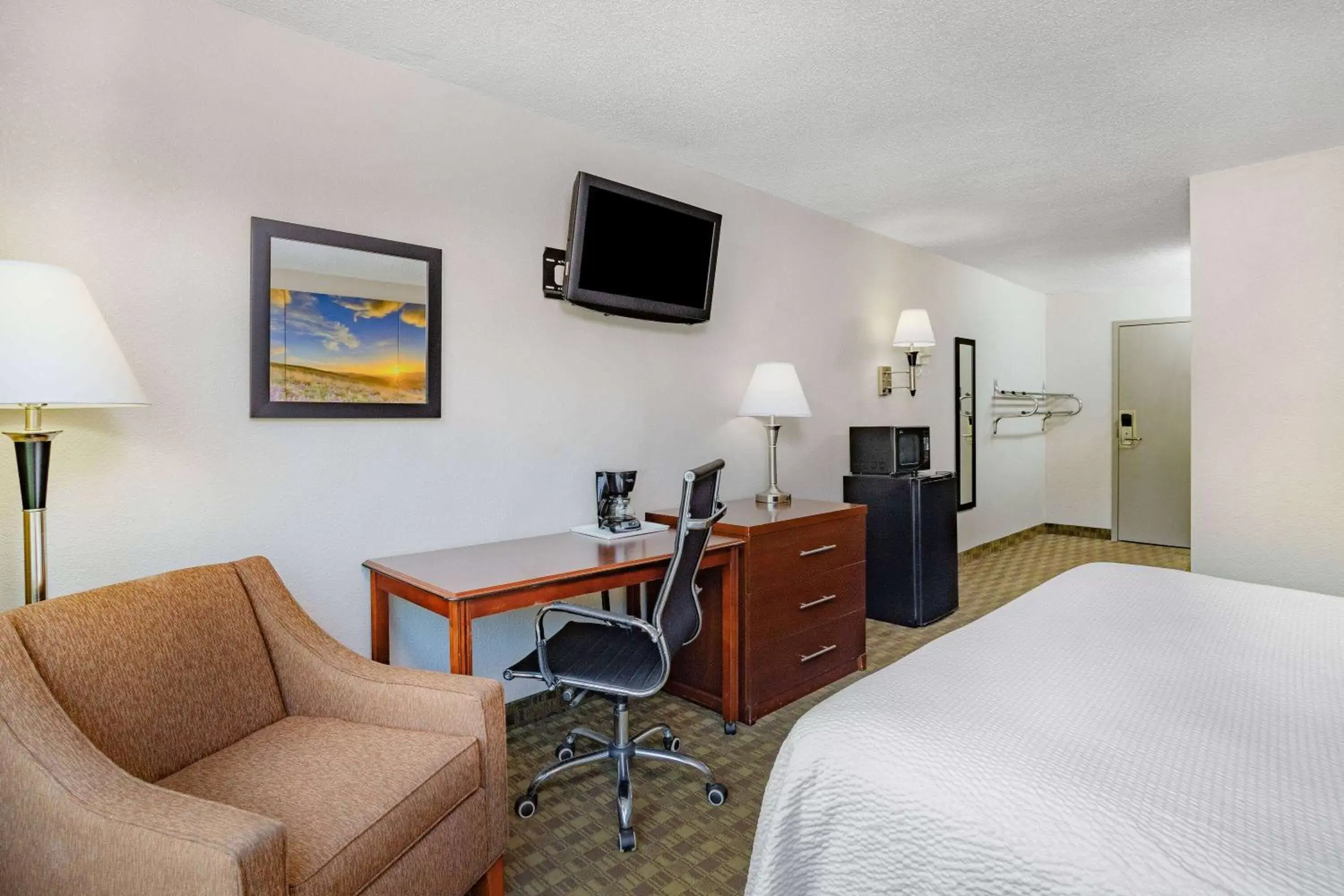 Photo of the whole room, TV/Entertainment Center in Days Inn by Wyndham Cambridge