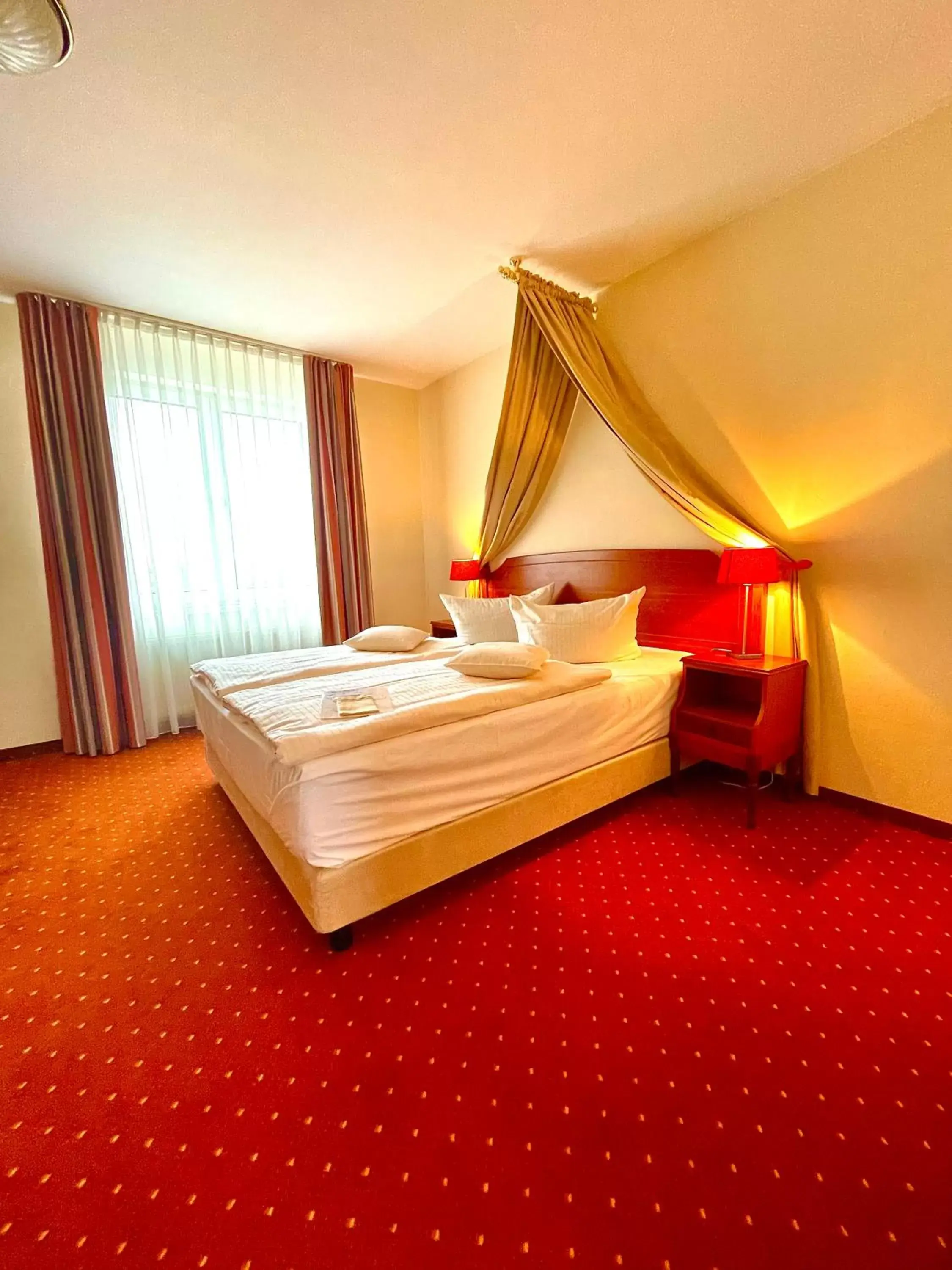 Bedroom, Bed in Mercure Hotel Plaza Magdeburg