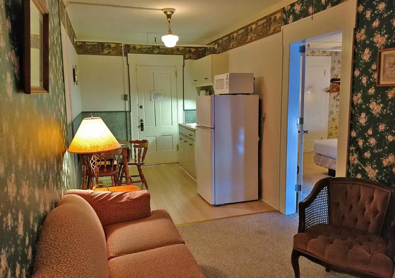 Kitchen or kitchenette, Seating Area in Thayers Inn