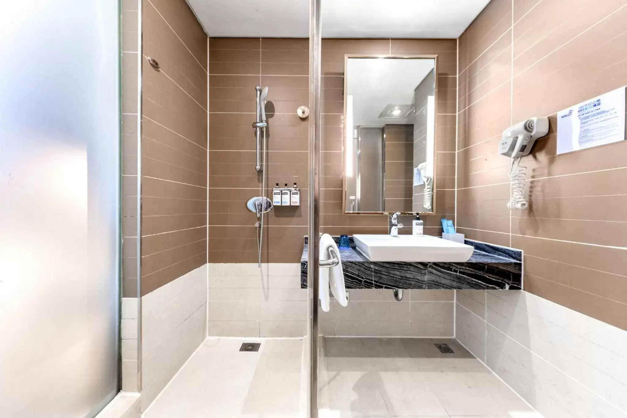 Photo of the whole room, Bathroom in Holiday Inn Express Chongqing Guanyinqiao , an IHG Hotel