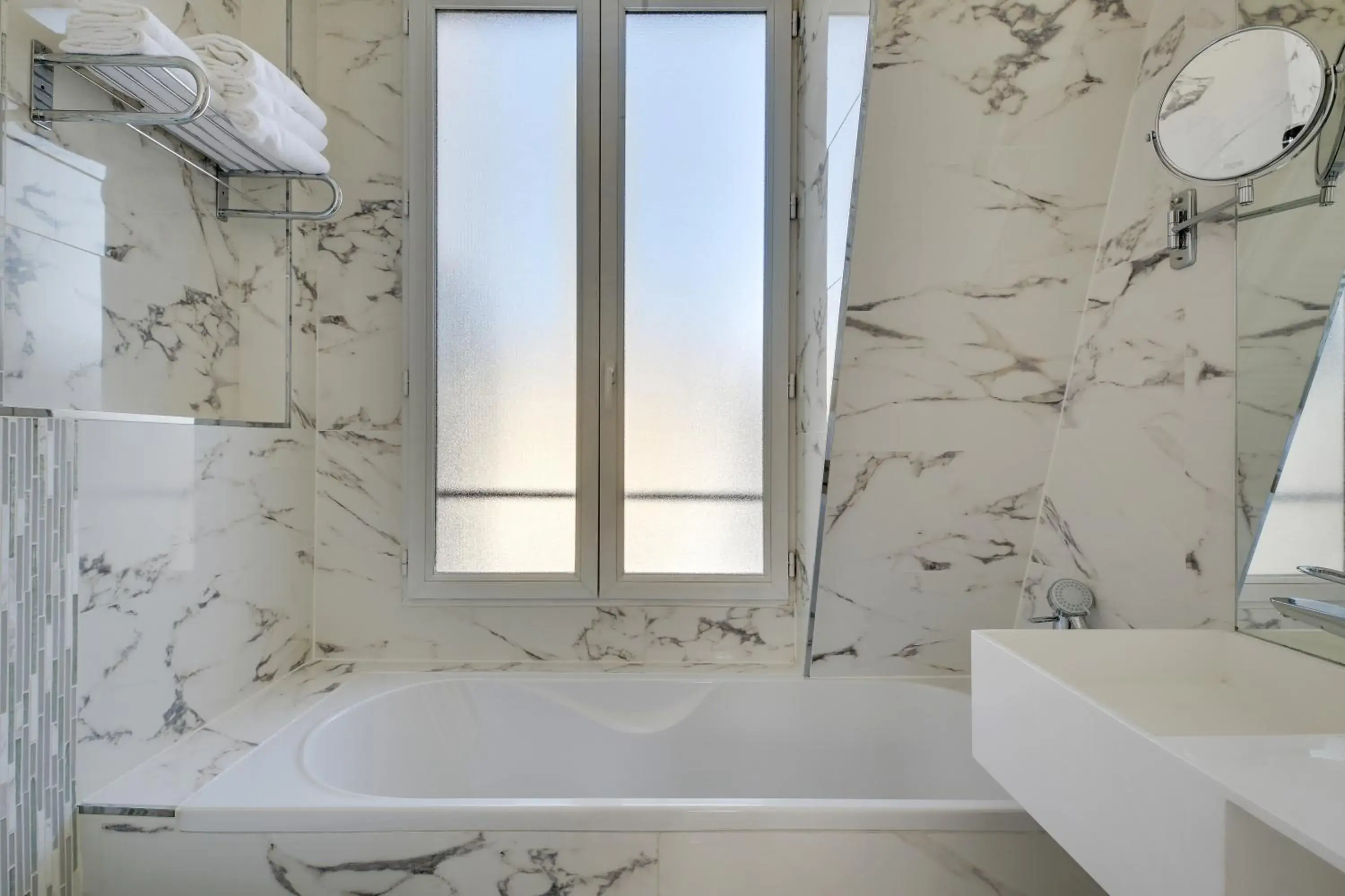 Bathroom in Hotel Riviera Elysees Bathroom in Hotel Riviera Elysees