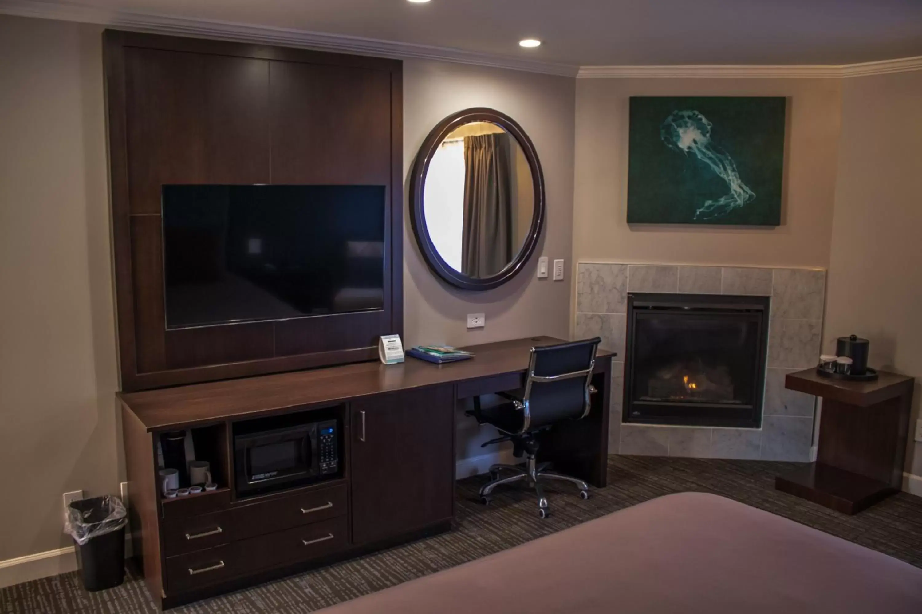 Photo of the whole room, TV/Entertainment Center in Munras Inn