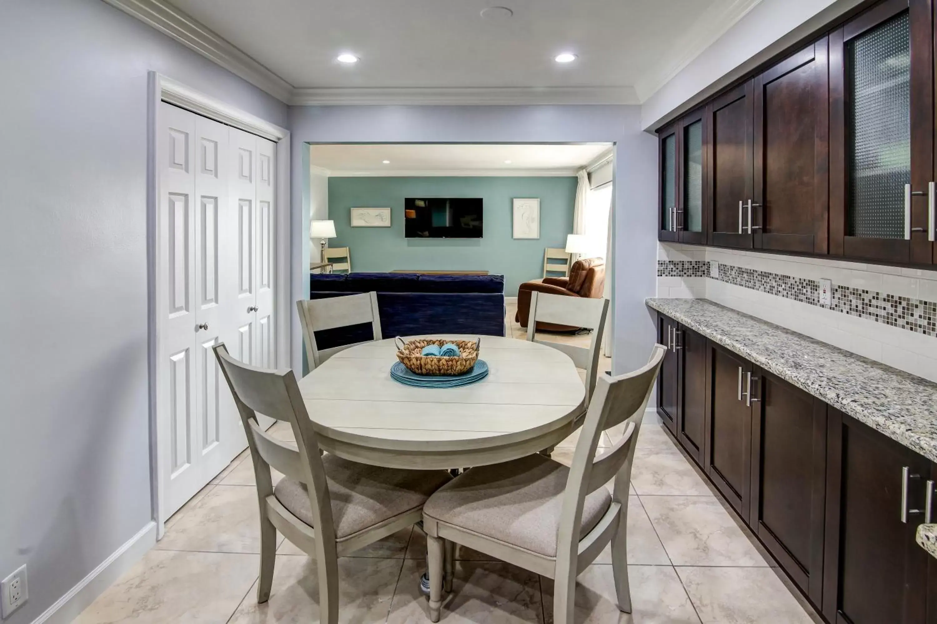 Kitchen or kitchenette, Dining Area in May-Dee Suites in Florida