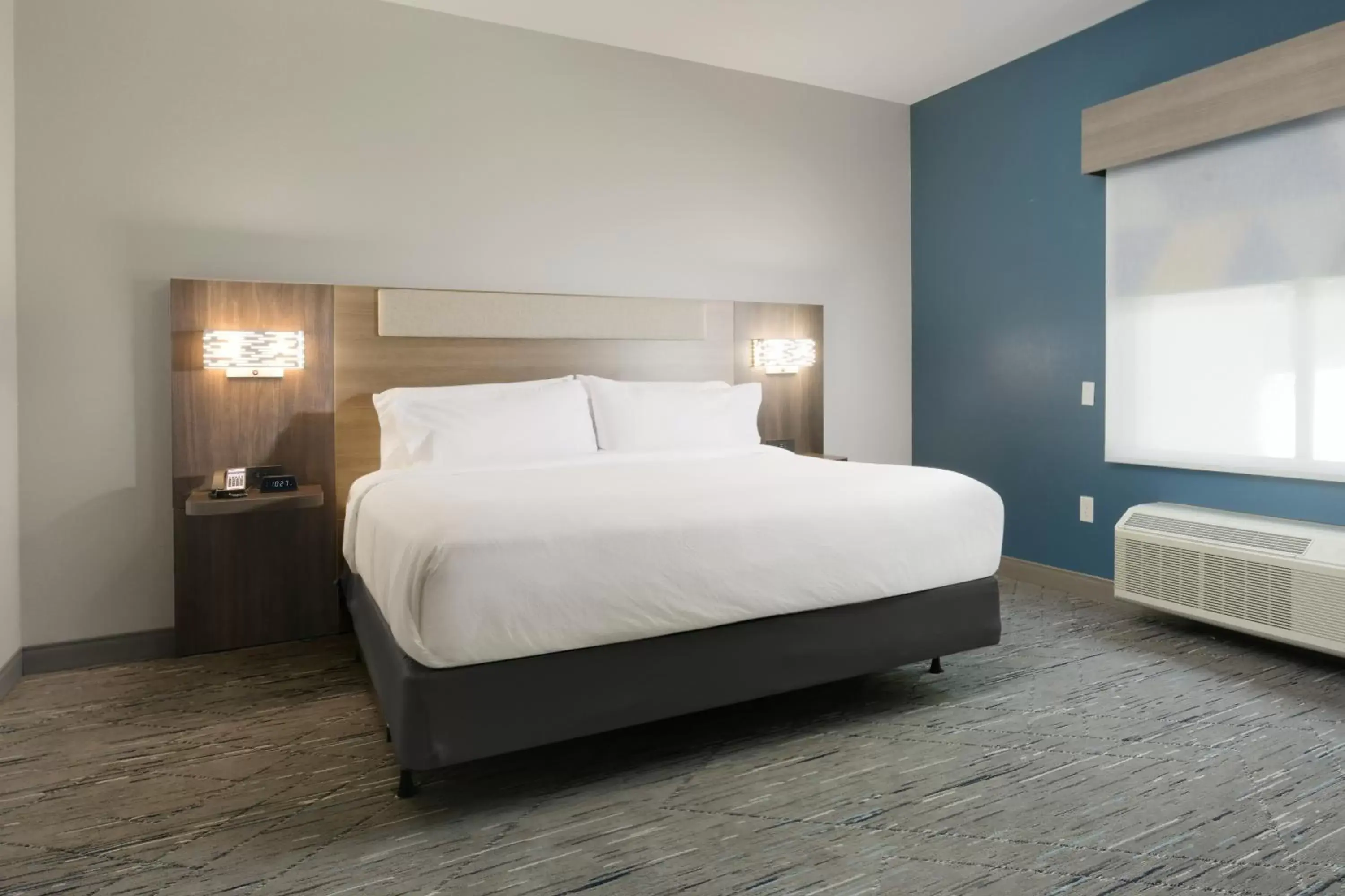 Bed in Holiday Inn Express & Suites - Williamstown - Glassboro, an IHG Hotel