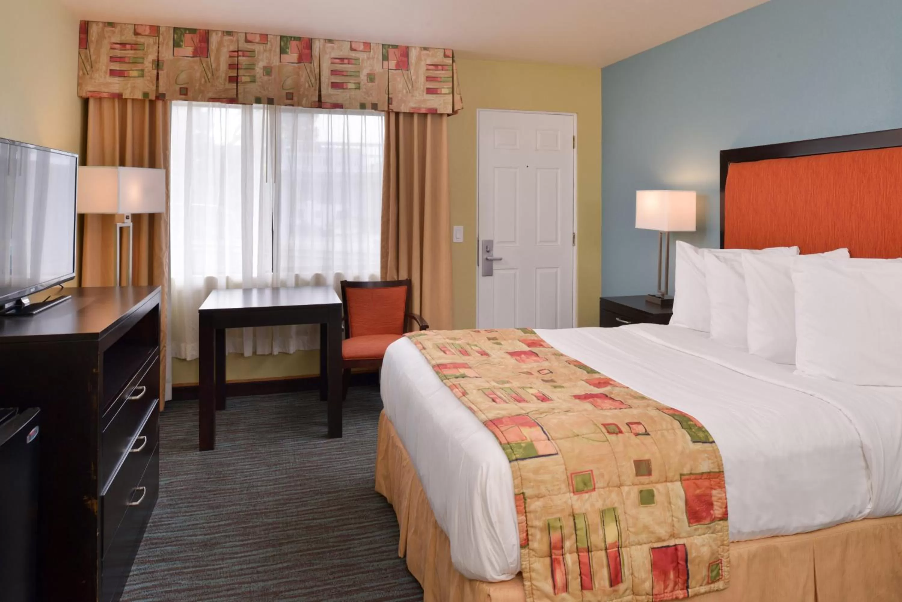 Bed in Bay View Inn - Morro Bay