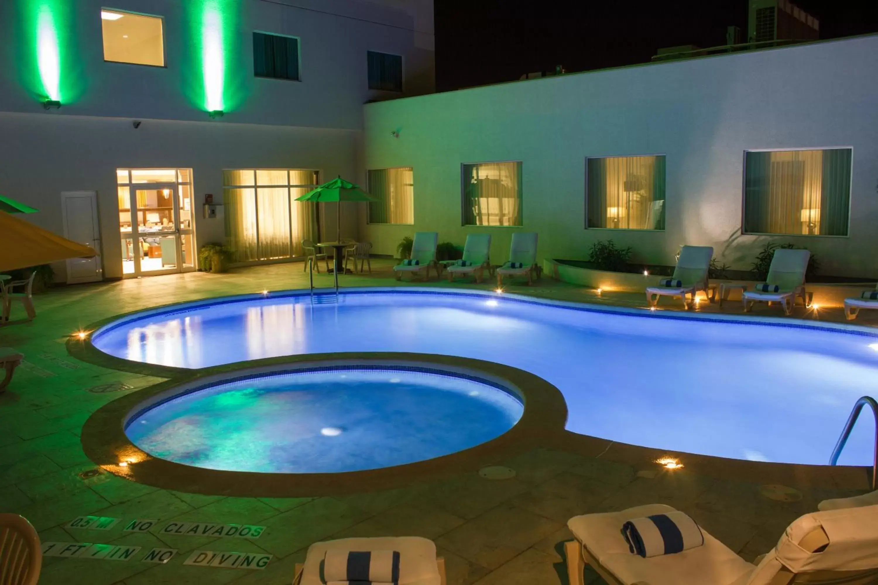 Swimming Pool in Holiday Inn Hotel & Suites Hermosillo Aeropuerto, an IHG Hotel