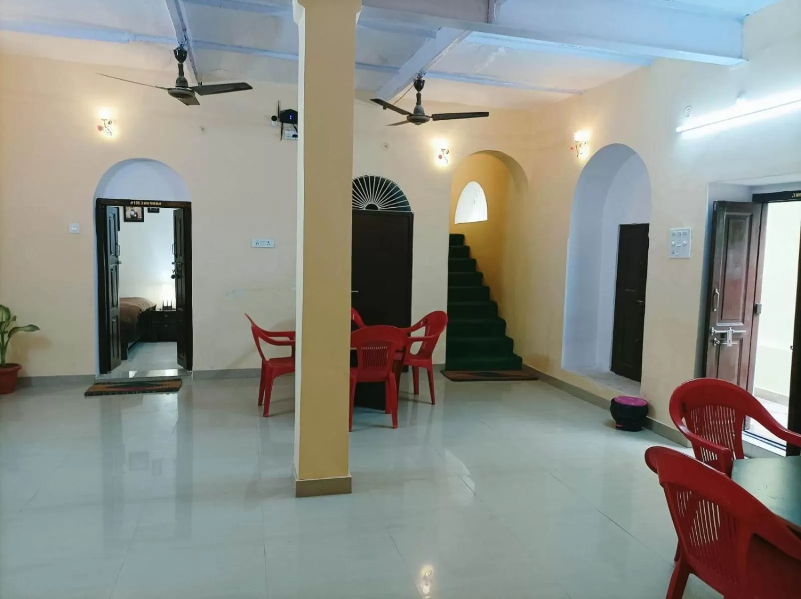 Communal lounge/ TV room in Foreigners Inn