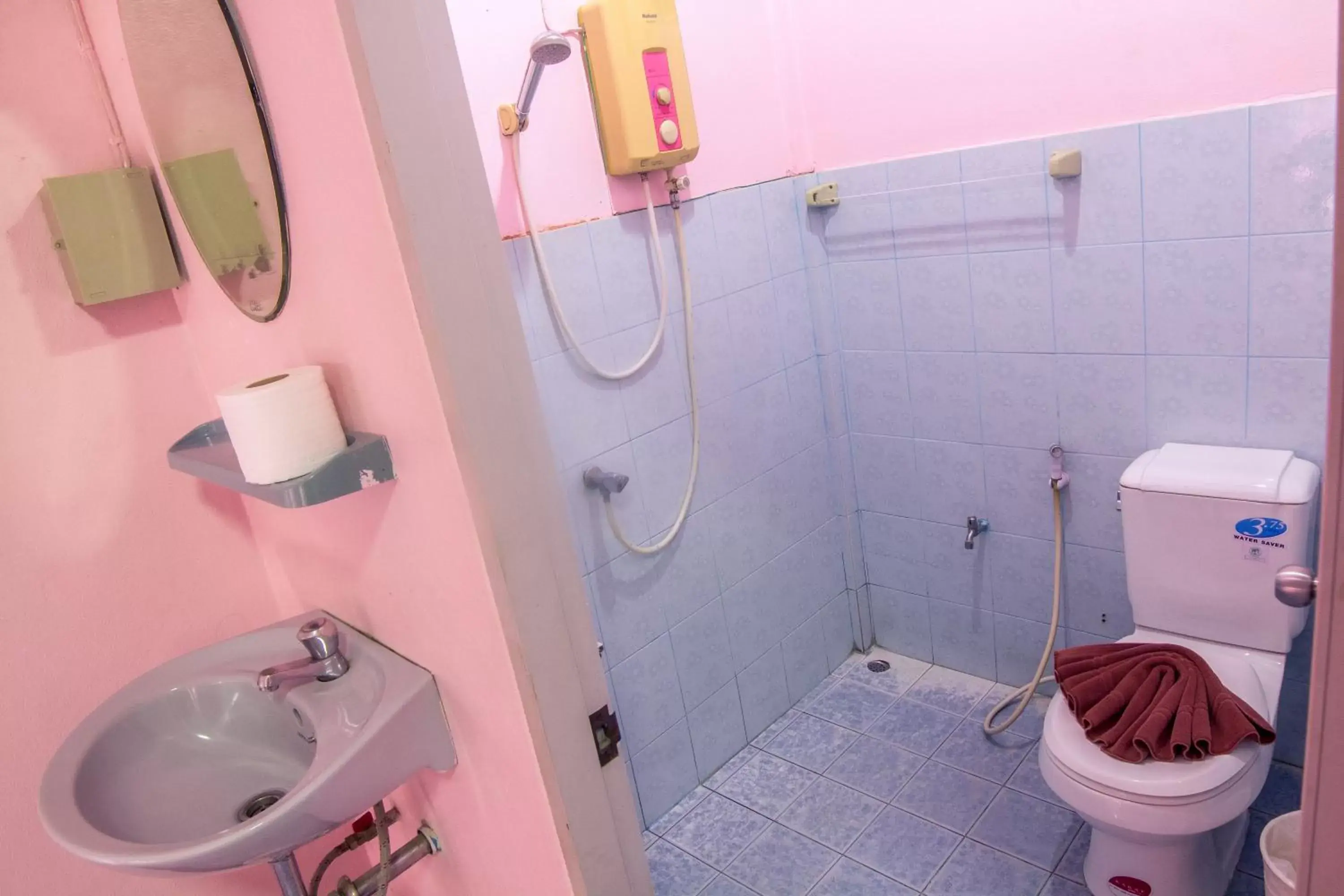 Bathroom in Pongphen Guesthouse - SHA Plus Certified