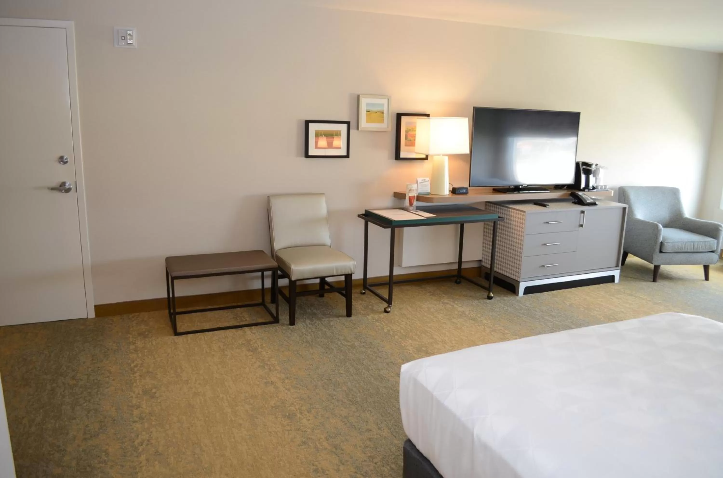 Photo of the whole room, Bed in Holiday Inn Edmonton South - Evario Events by IHG