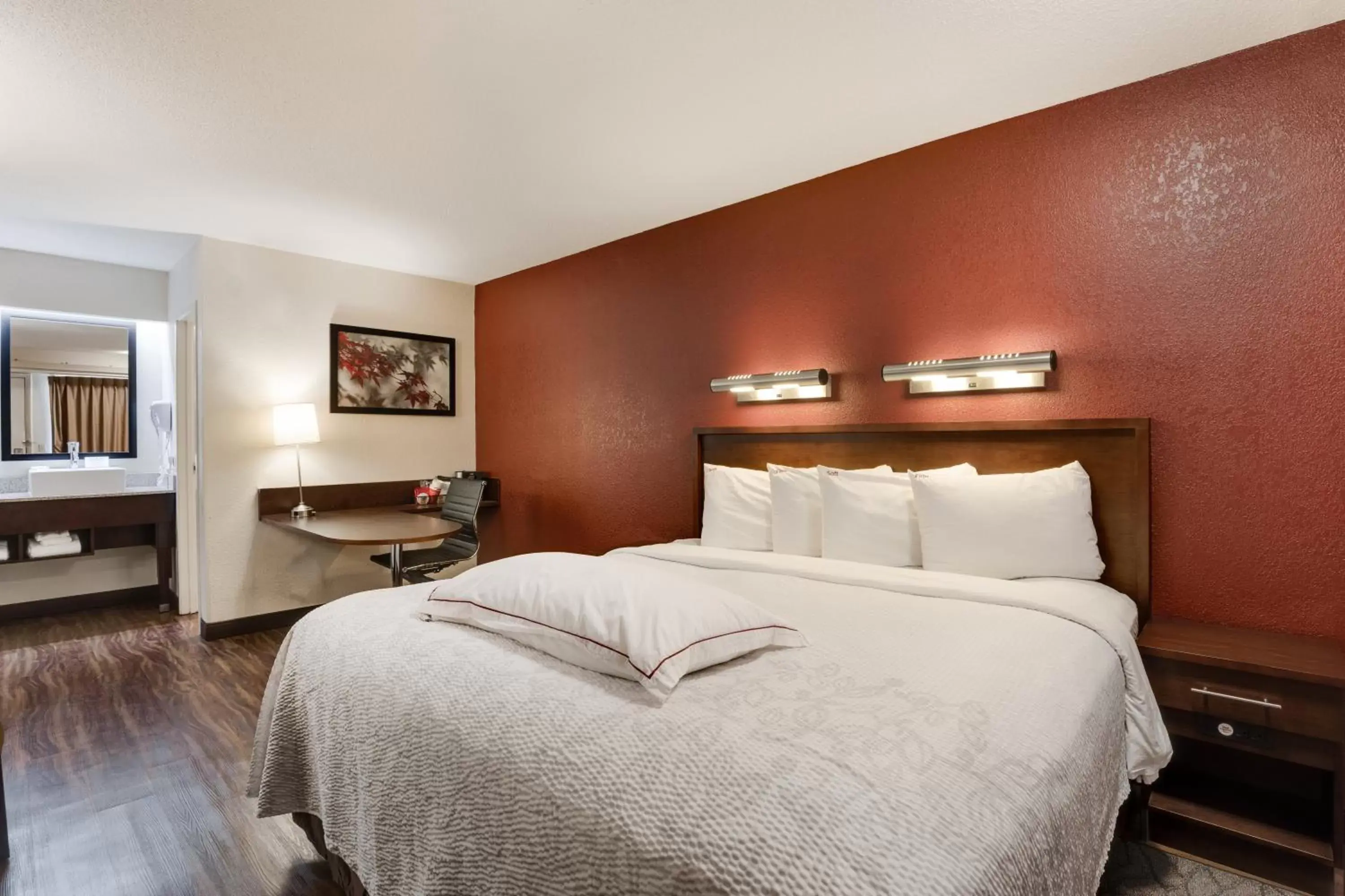 Bedroom, Bed in Red Roof Inn PLUS+ Chicago - Northbrook/Deerfield