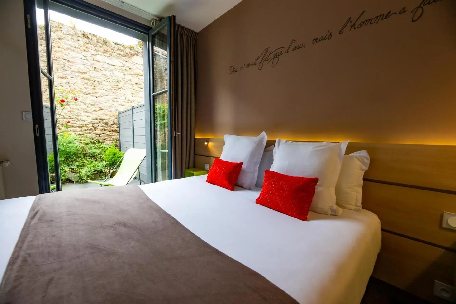 Bedroom in Hôtel du Château Dinan - Originals Boutique