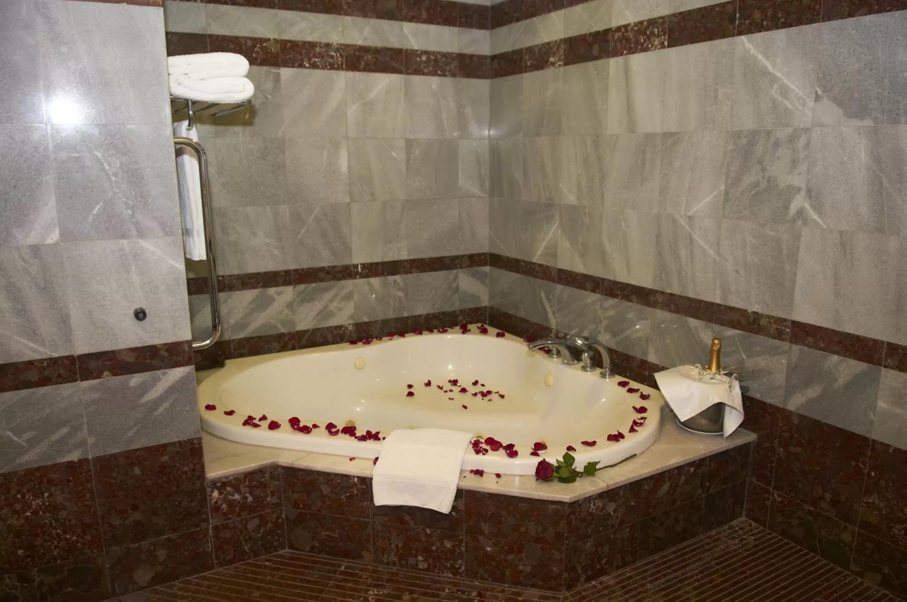 Bathroom in Le Commodore Hotel