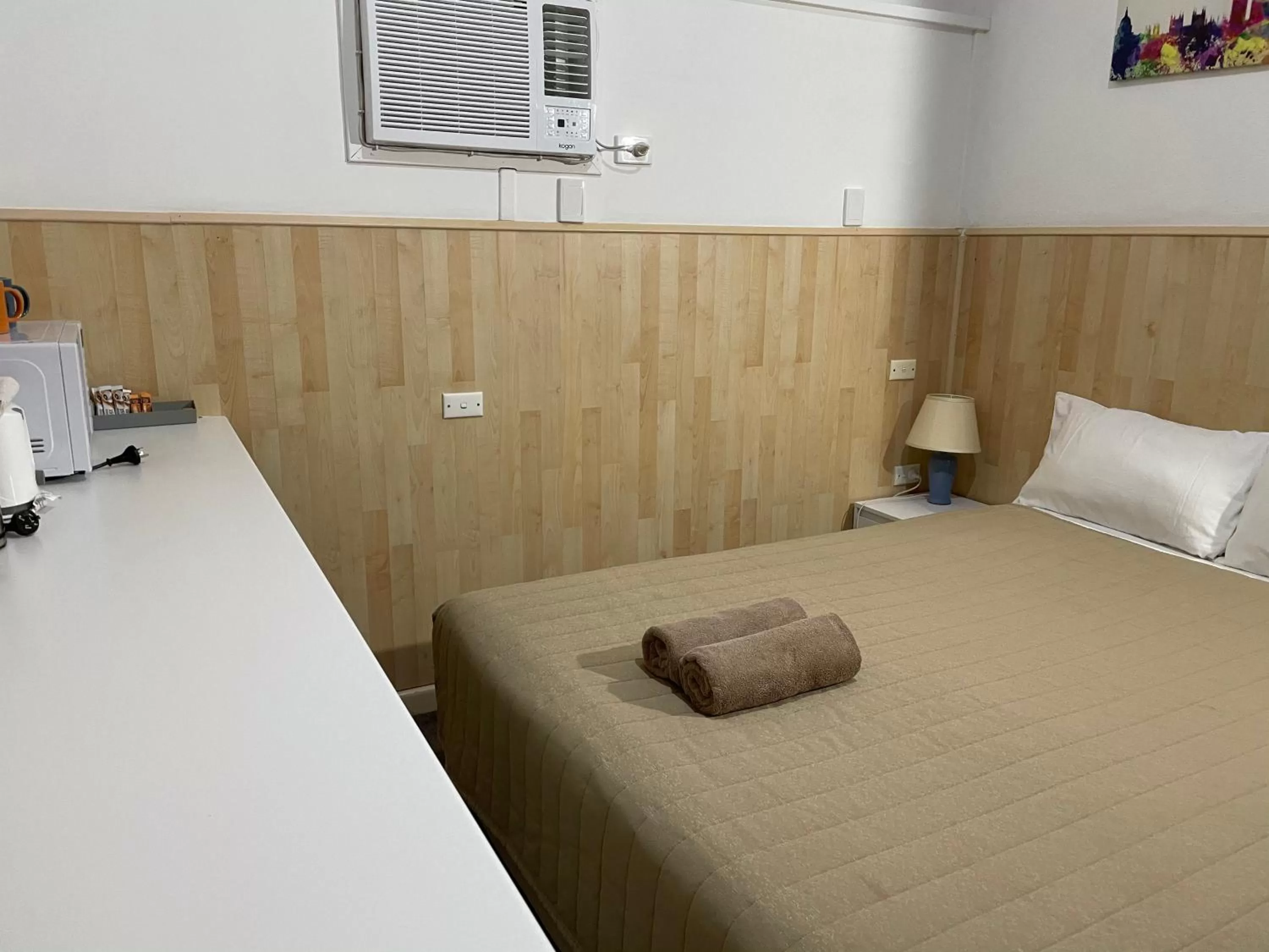 Bed in Countryman Motor Inn Cowra