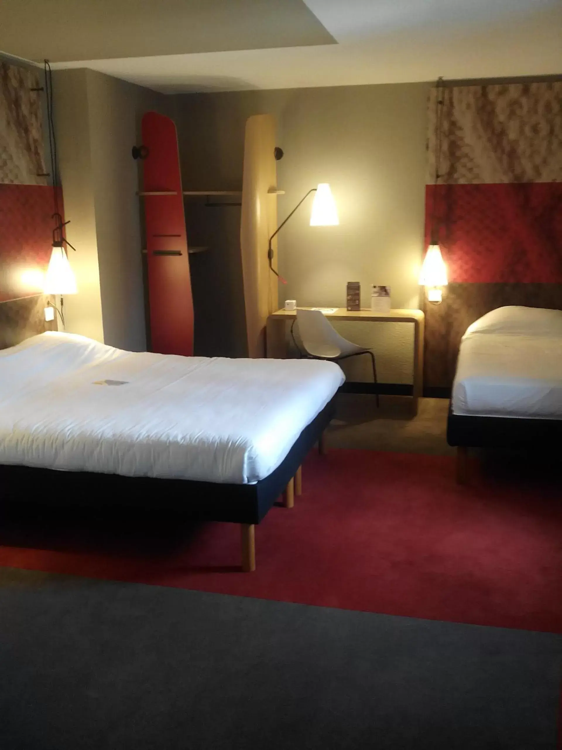 Photo of the whole room, Room Photo in Ibis Aéroport Bâle Mulhouse