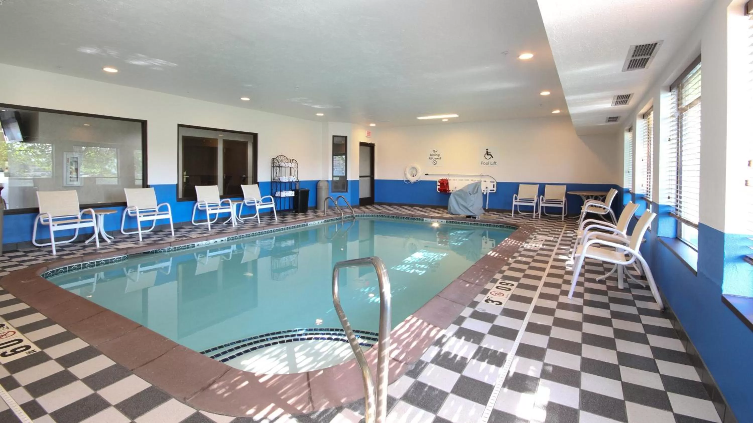 Swimming pool in Holiday Inn Express Marshall by IHG