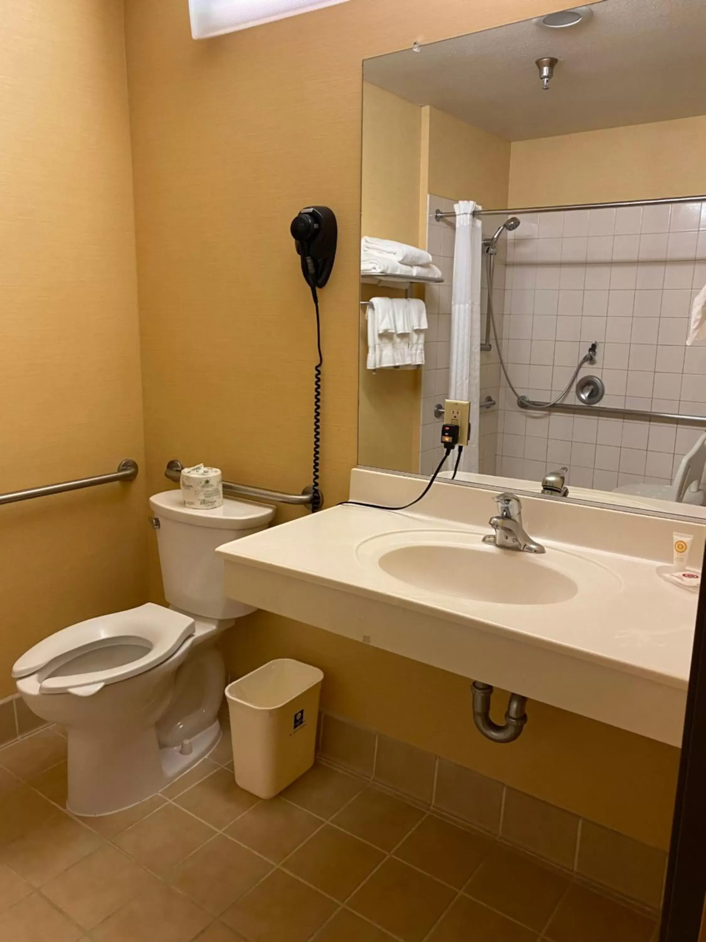 Toilet, Bathroom in Comfort Inn Marina on the Monterey Bay