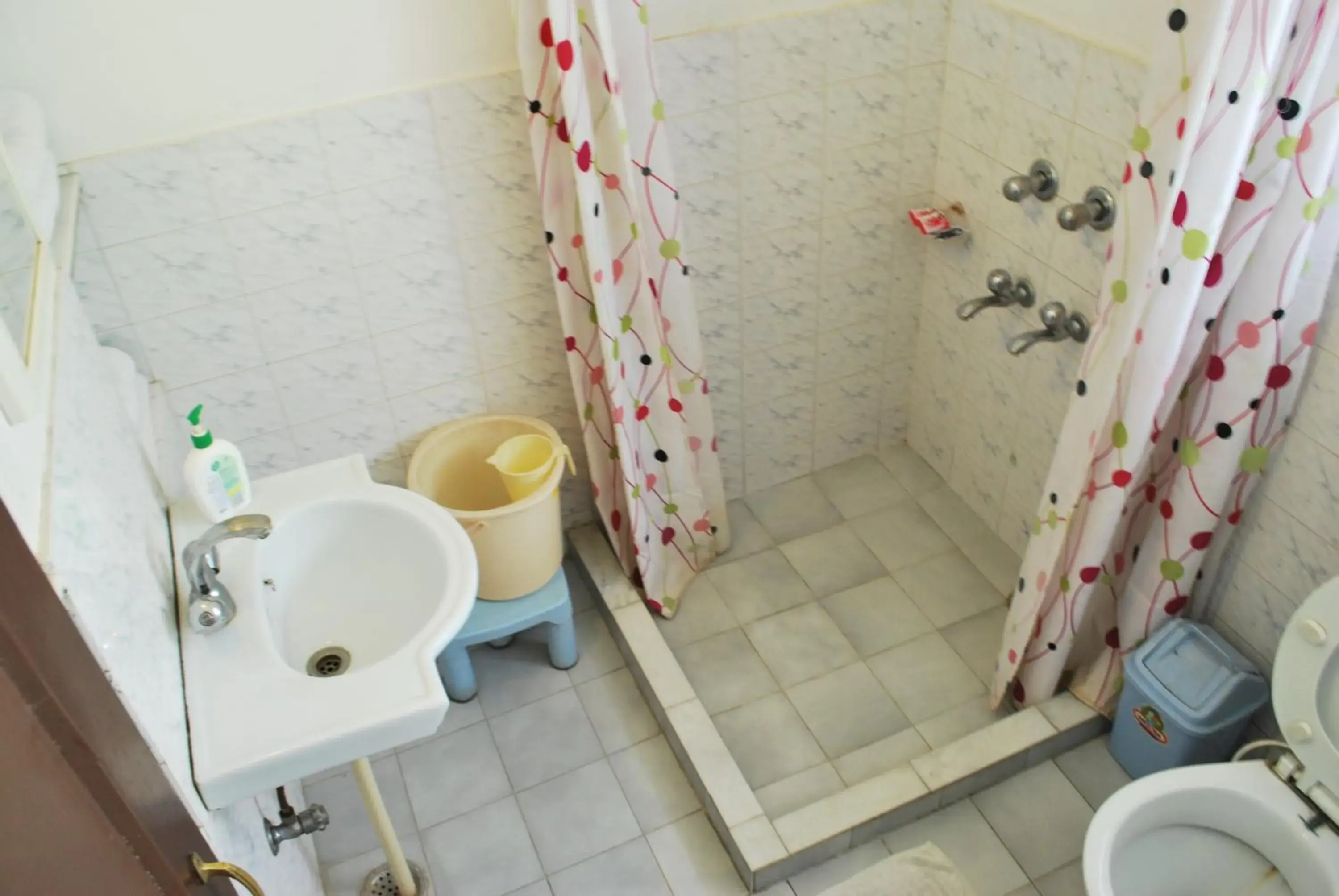 Bathroom in Jai Niwas Garden Hotel