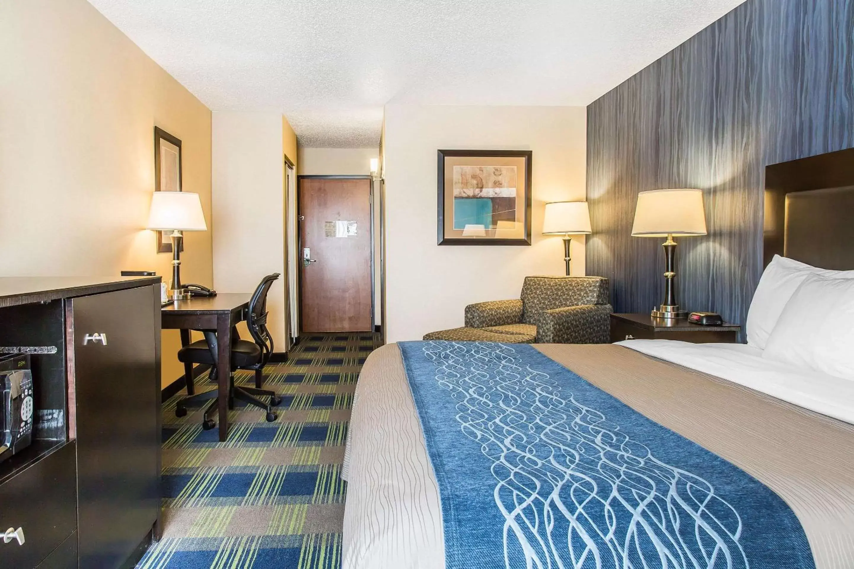 Photo of the whole room, Bed in Comfort Inn & Suites