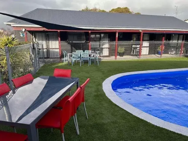 Swimming Pool in ASURE Kapiti Court Motel