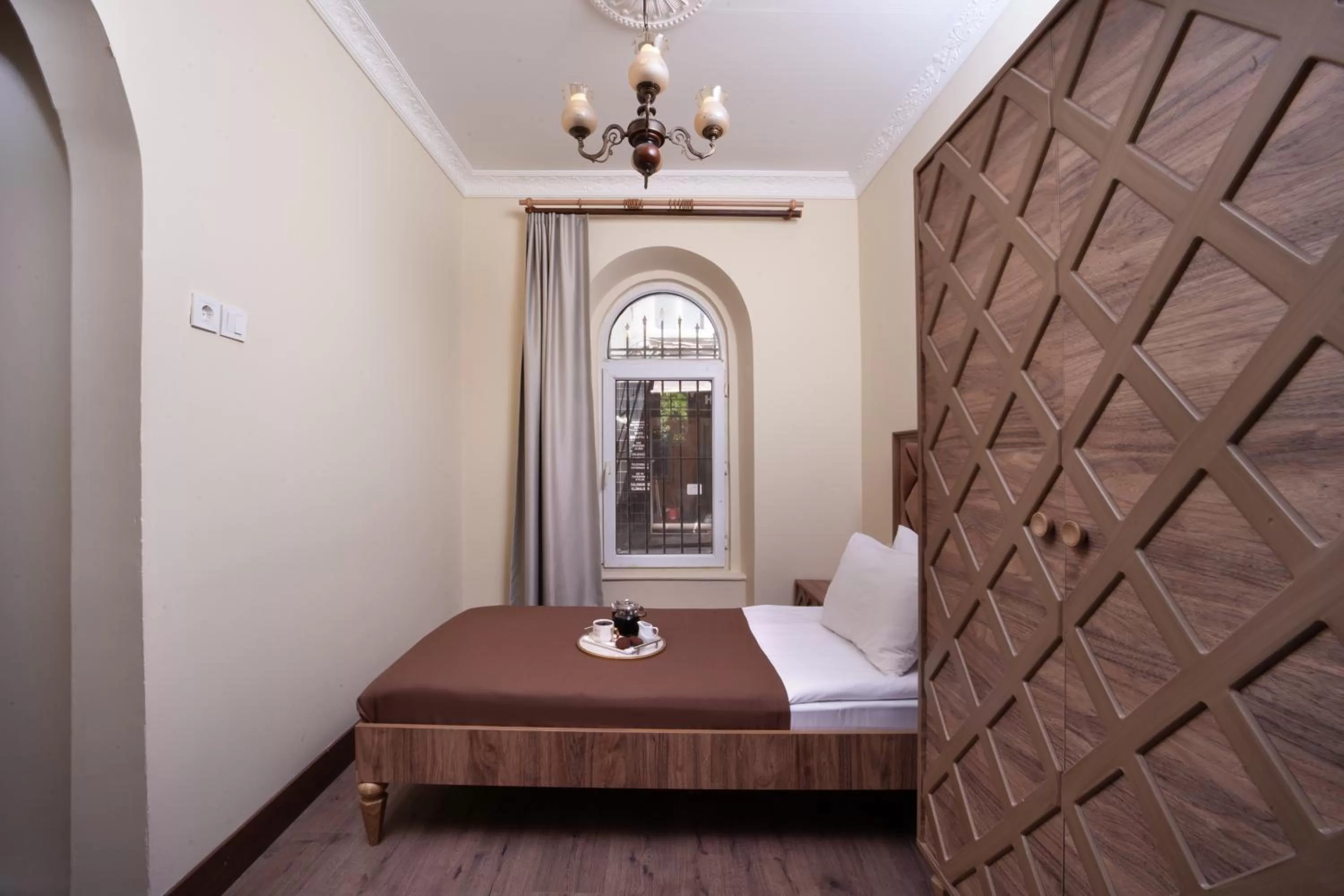 Photo of the whole room, Bed in taxim cool