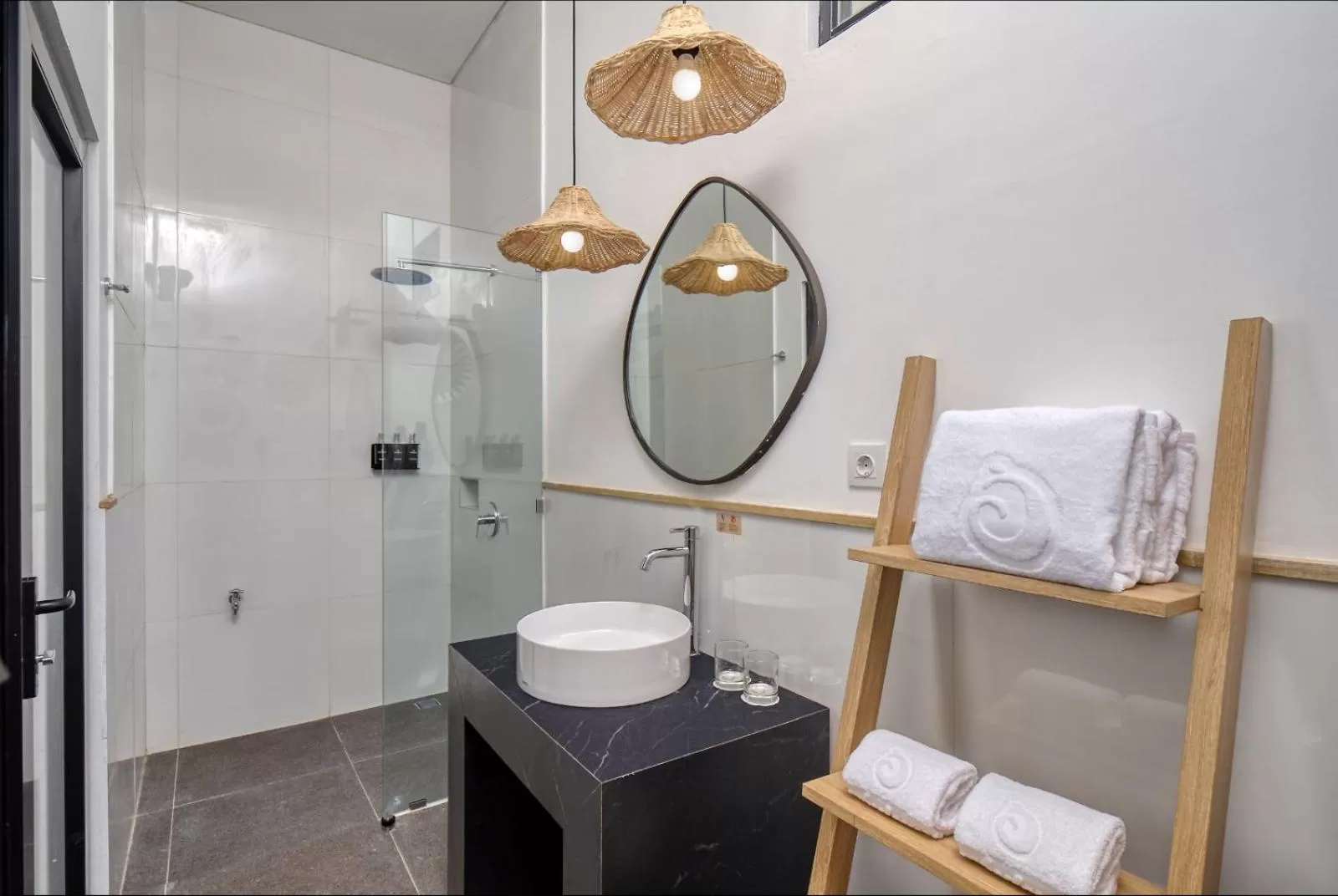 Bathroom in Jambuluwuk Oceano Gili Trawangan