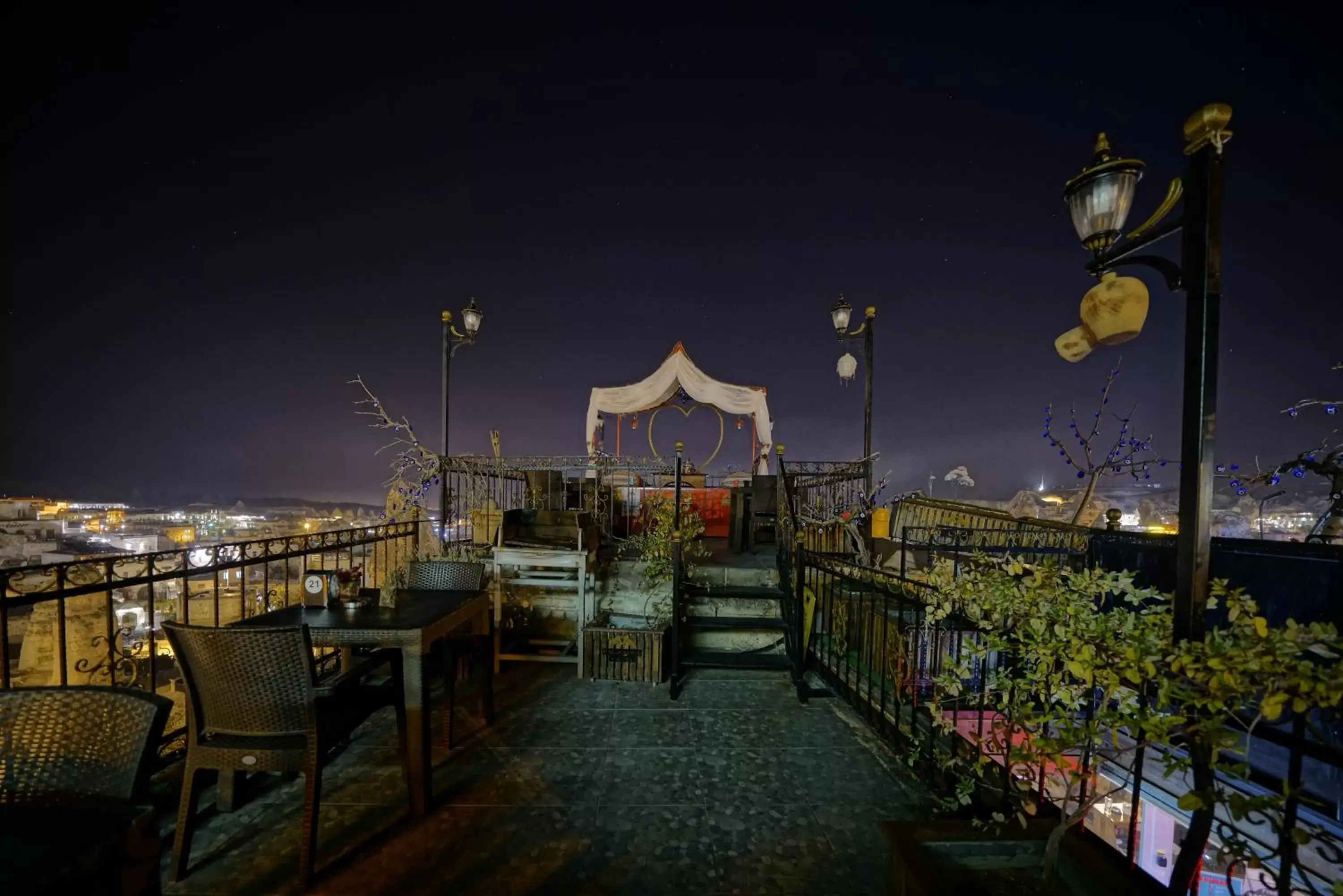 Balcony/Terrace, Restaurant/Places to Eat in Maccan Cave Hotel