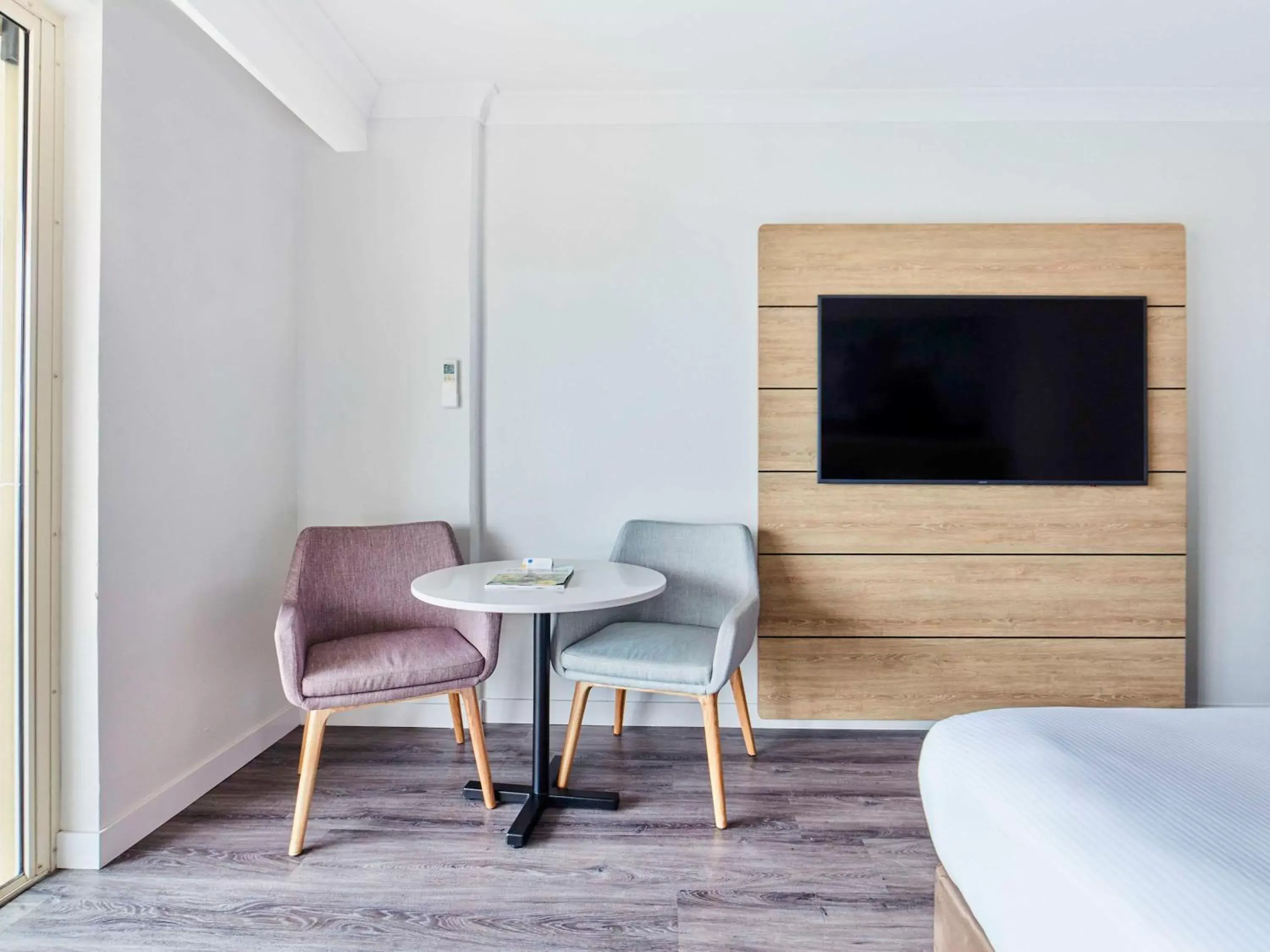 Bedroom, TV/Entertainment Center in Novotel Cairns Oasis Resort