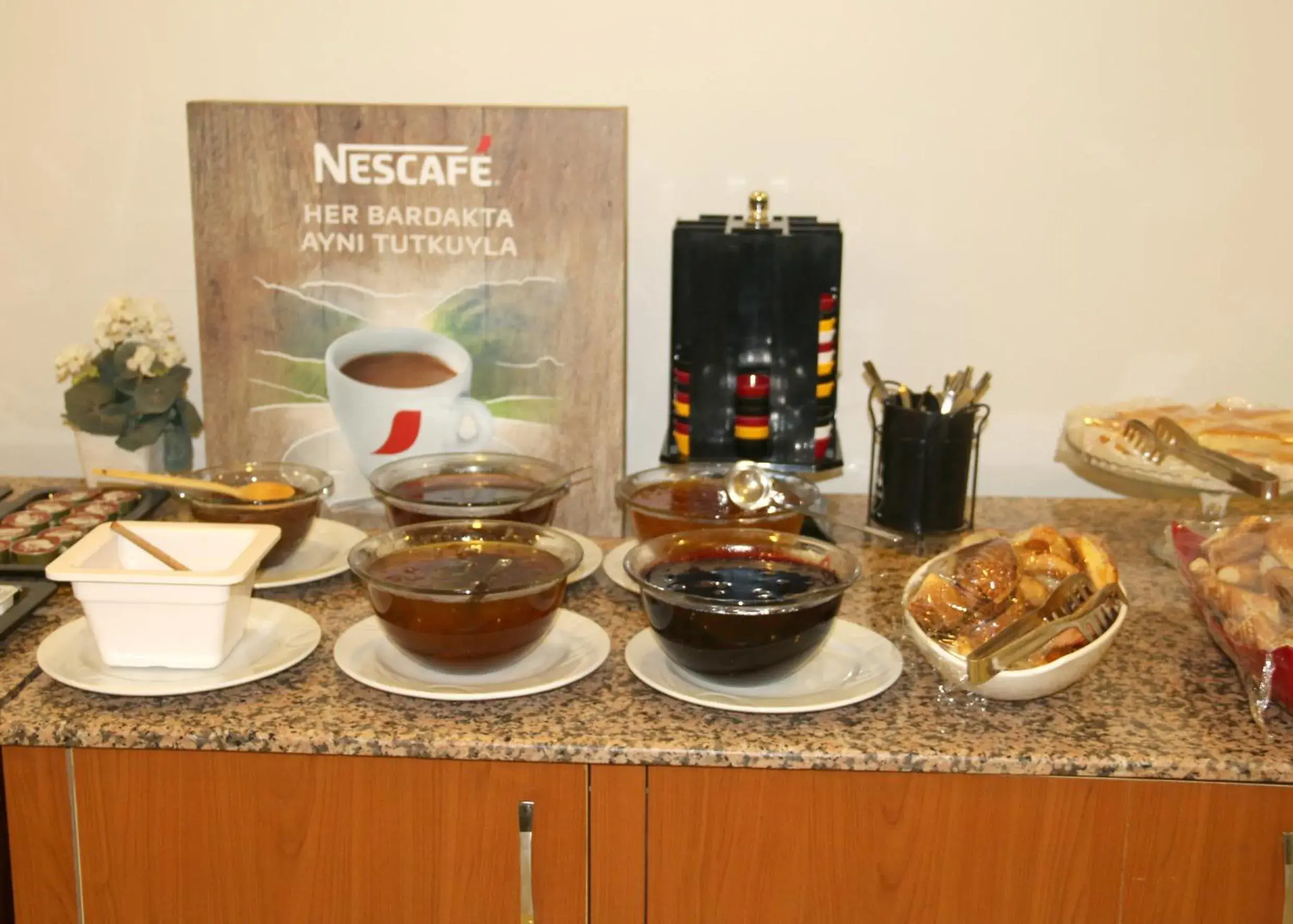 Coffee/tea facilities in Sahil Hotel Pendik