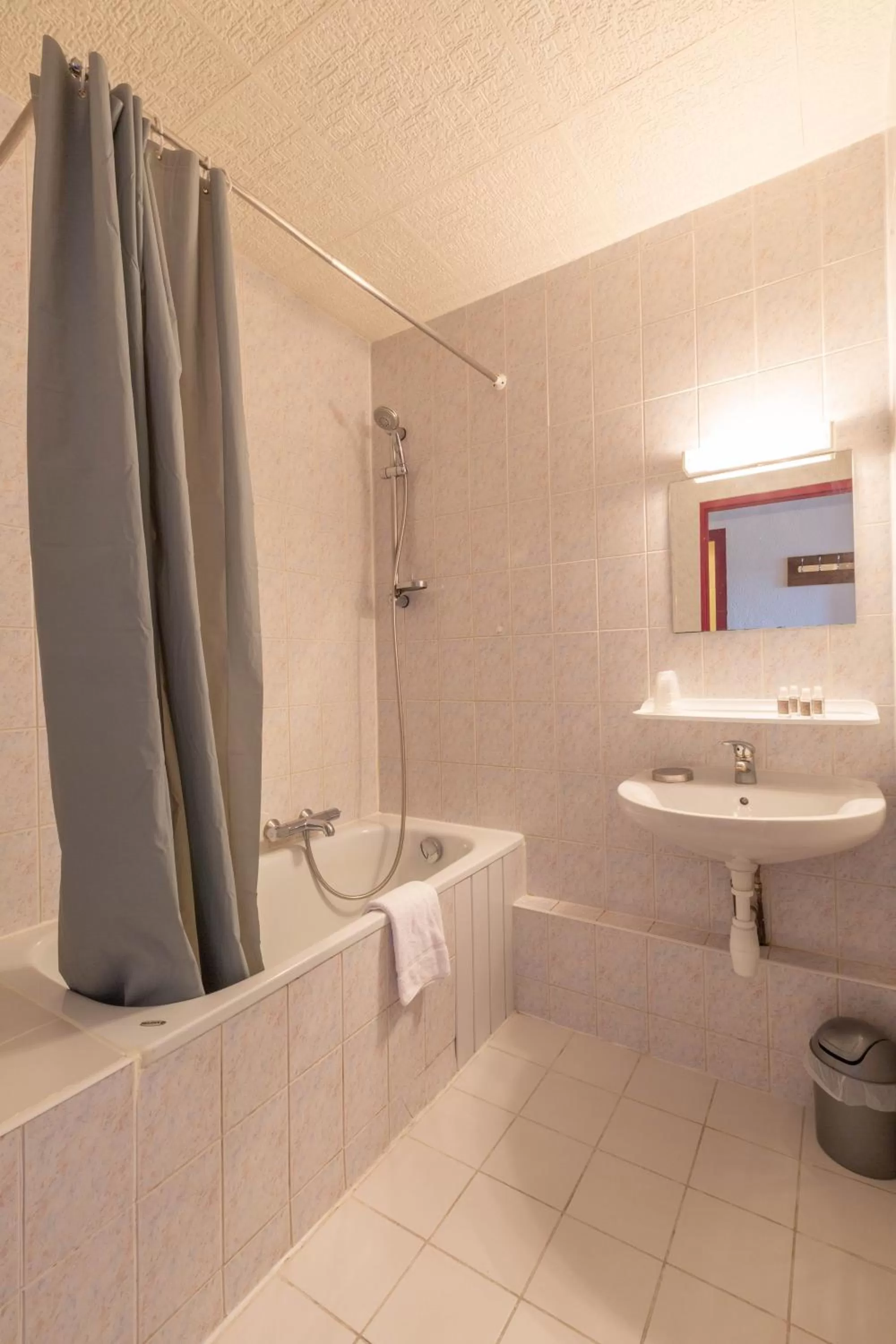 Bathroom in L'Escale (accès en télécabine)