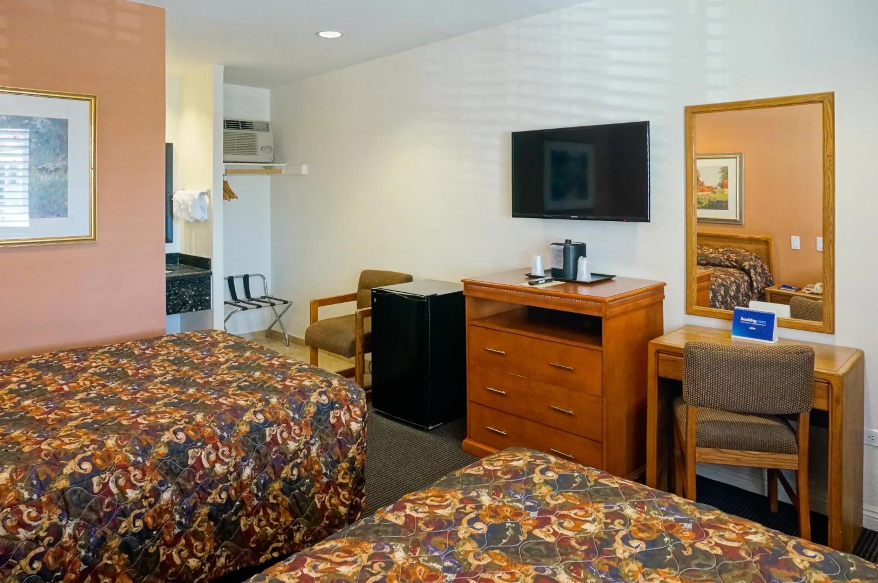 Bed in Dunes Inn - Sunset