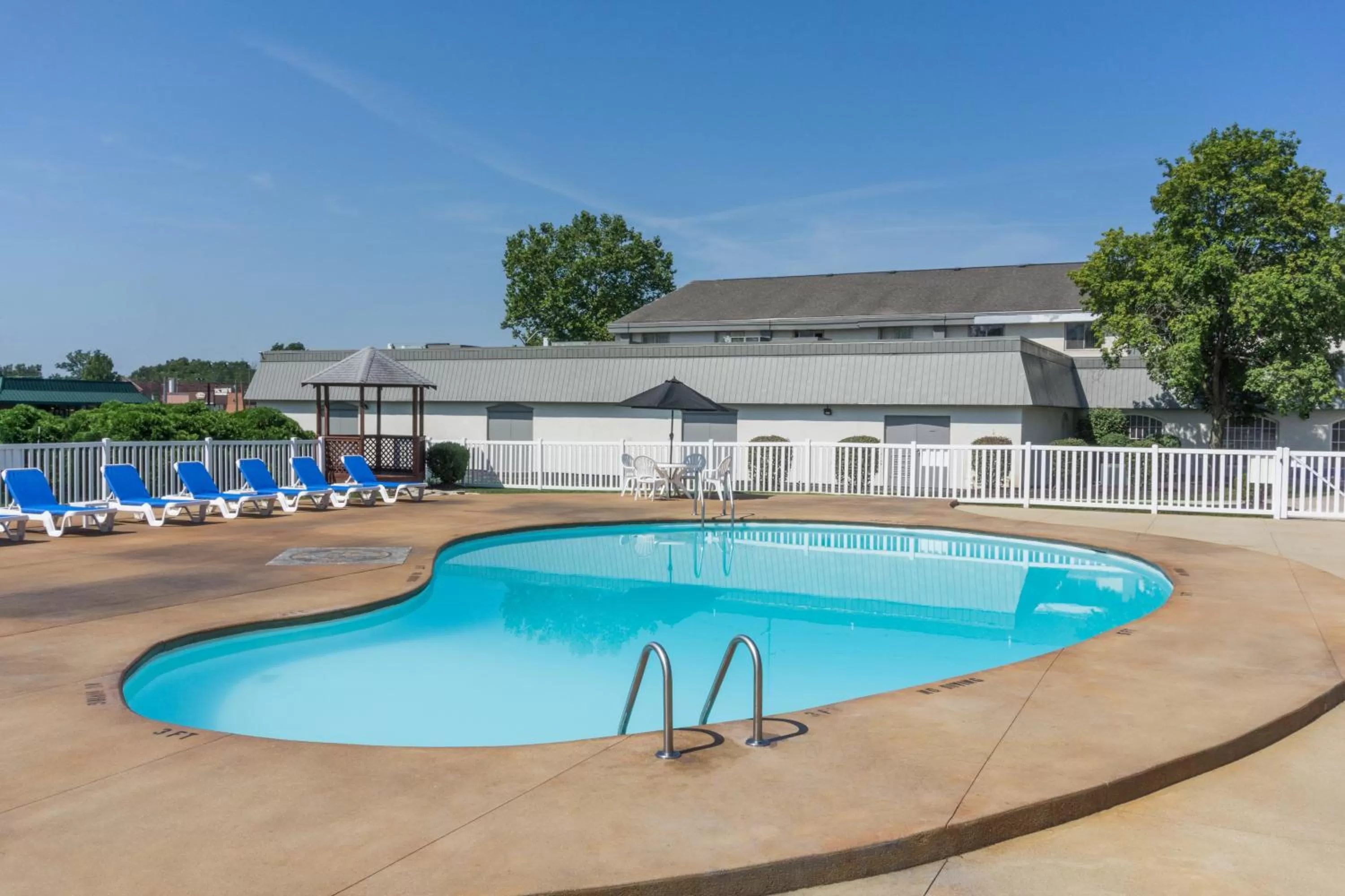 Swimming pool in Days Inn by Wyndham Columbus East Airport