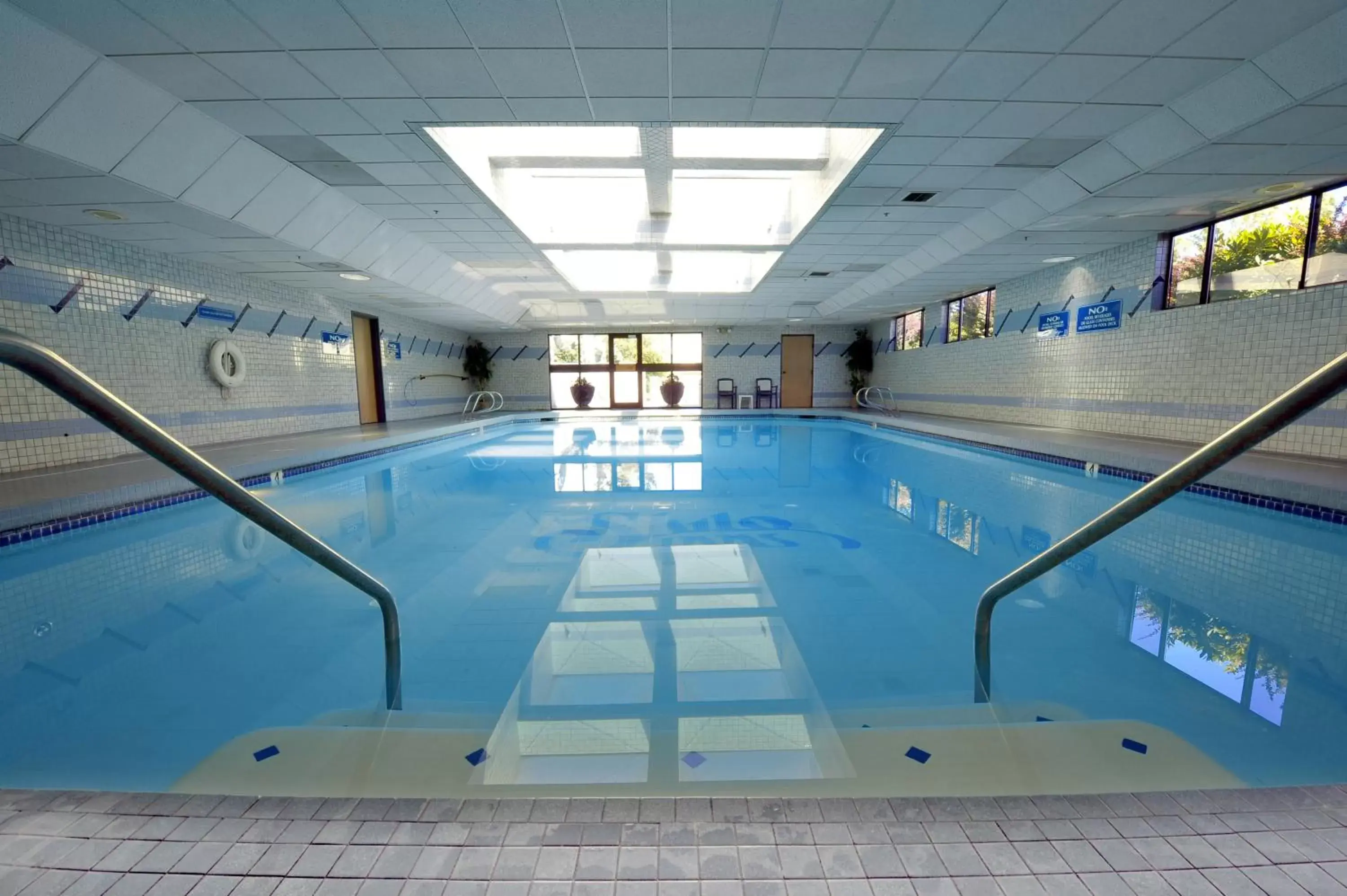 Swimming Pool in Shilo Inn Portland Airport